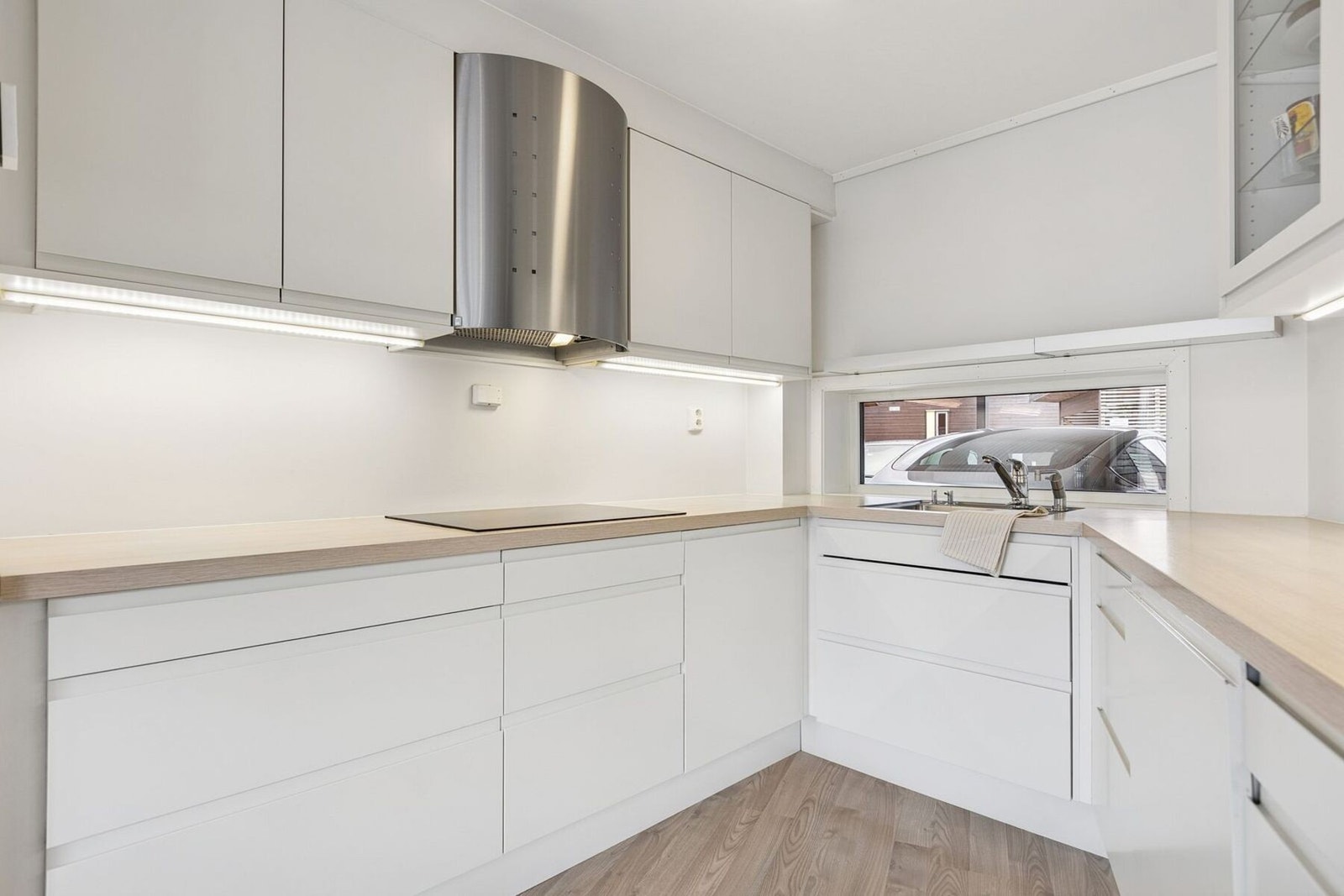 Kjøkkenet har integrert stekeovn, platetopp, oppvaskmaskin, kaffemaskin og vinskap. Galleribilde