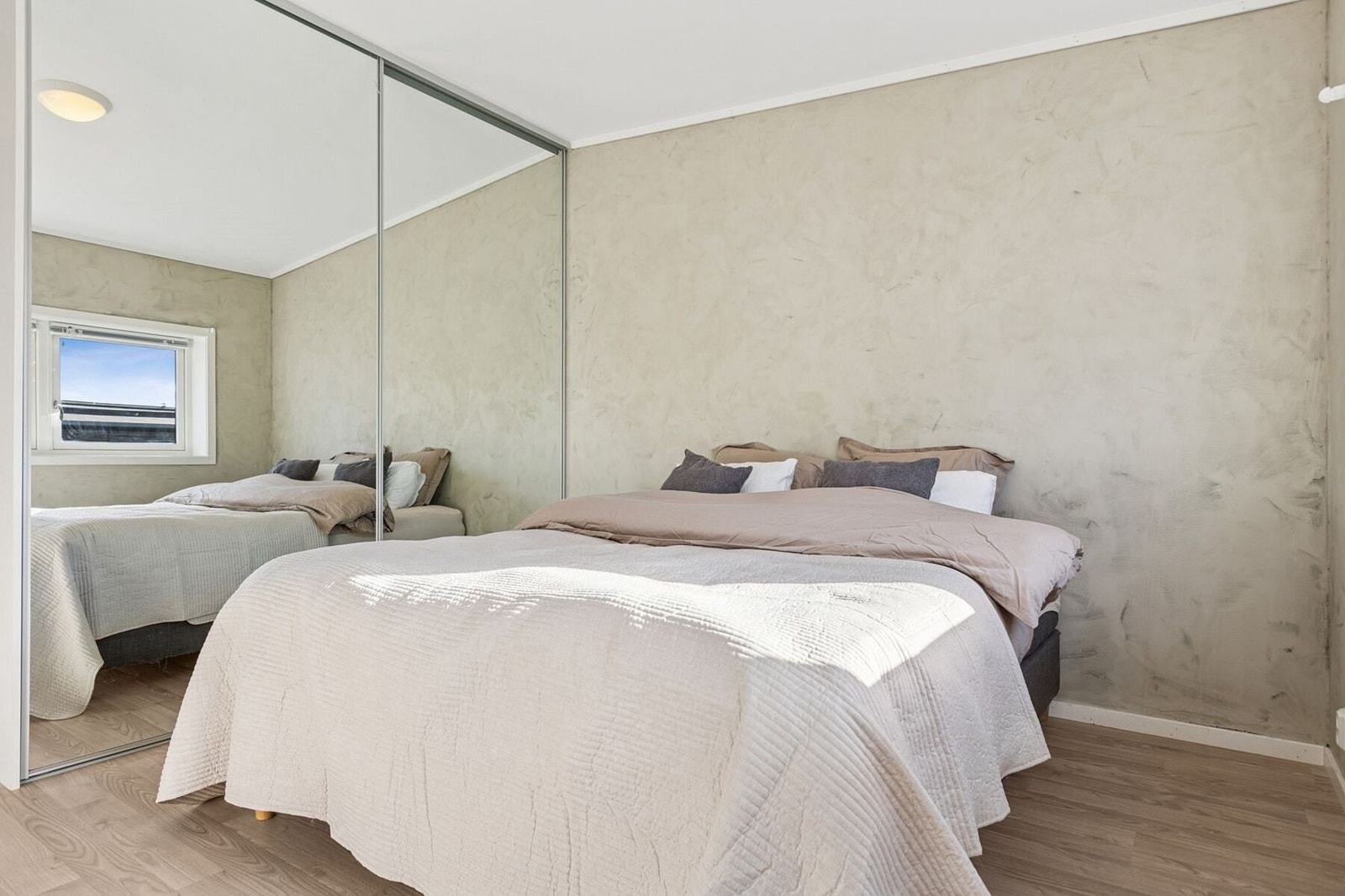 Rommet har også en stor skyvedørsgarderobe som sørger for godt med lagringpslass. Galleribilde