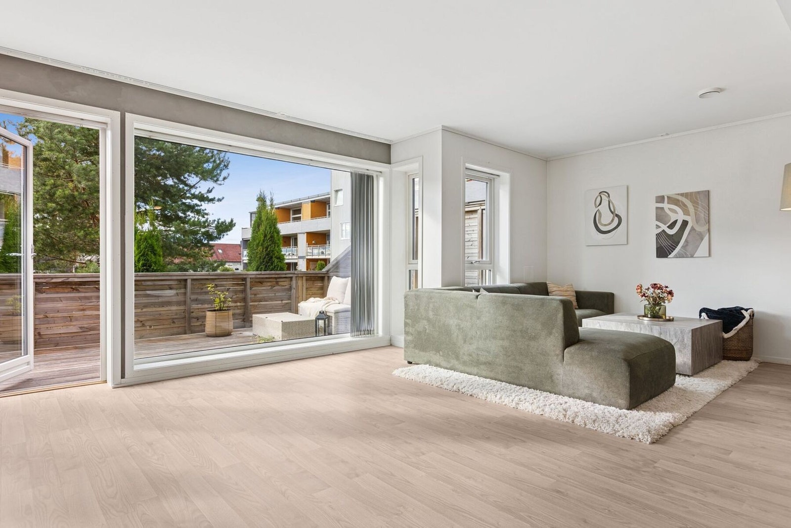 Fra stuen har man utgang til en sørvendt, solrik terrasse på hele 21 kvm. Galleribilde