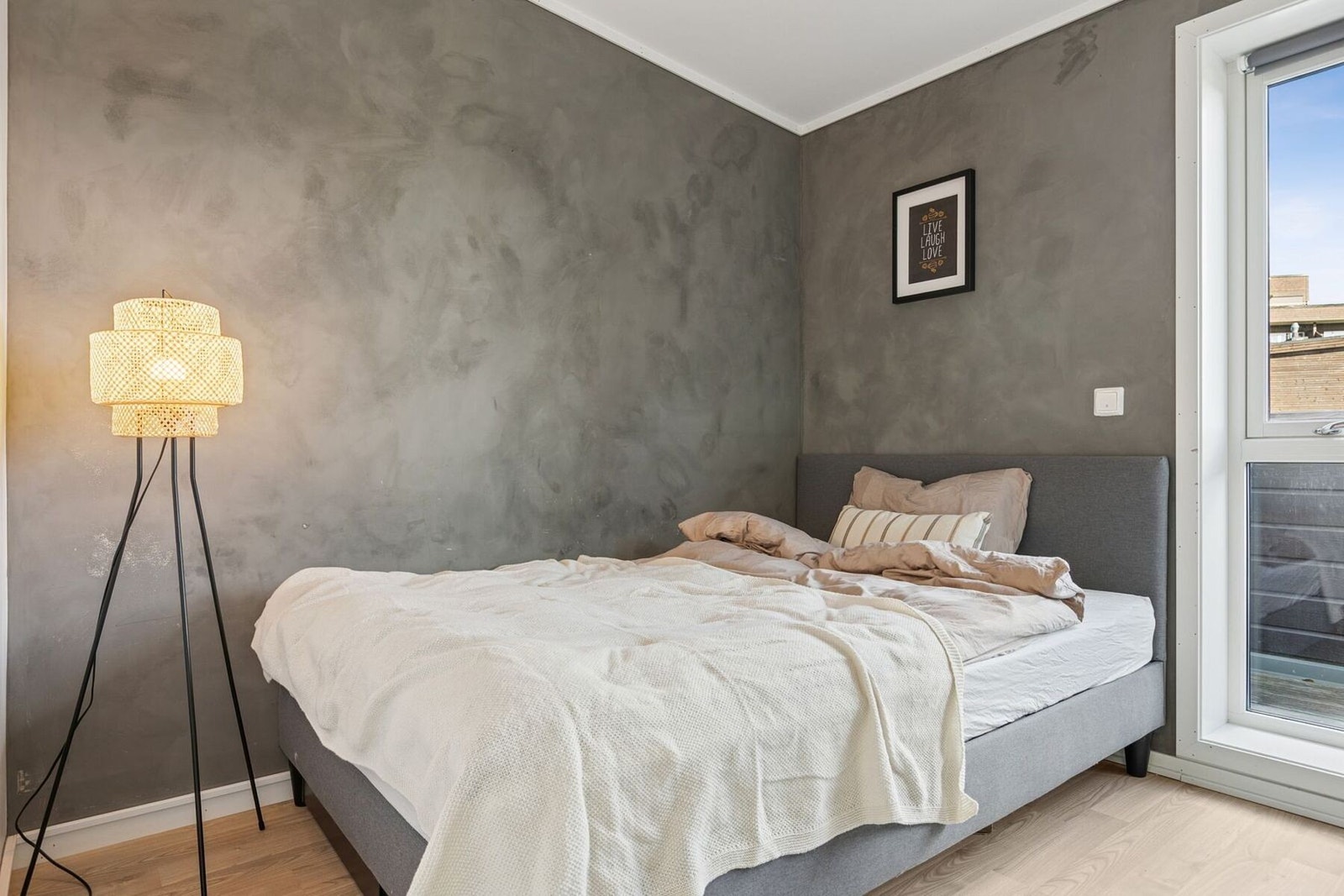 Videre har man et rom med utgang til en egen balkong på ca. 3 kvm. Rommet benyttes i dag som soverom, men er ikke godkjent for varig opphold. Galleribilde