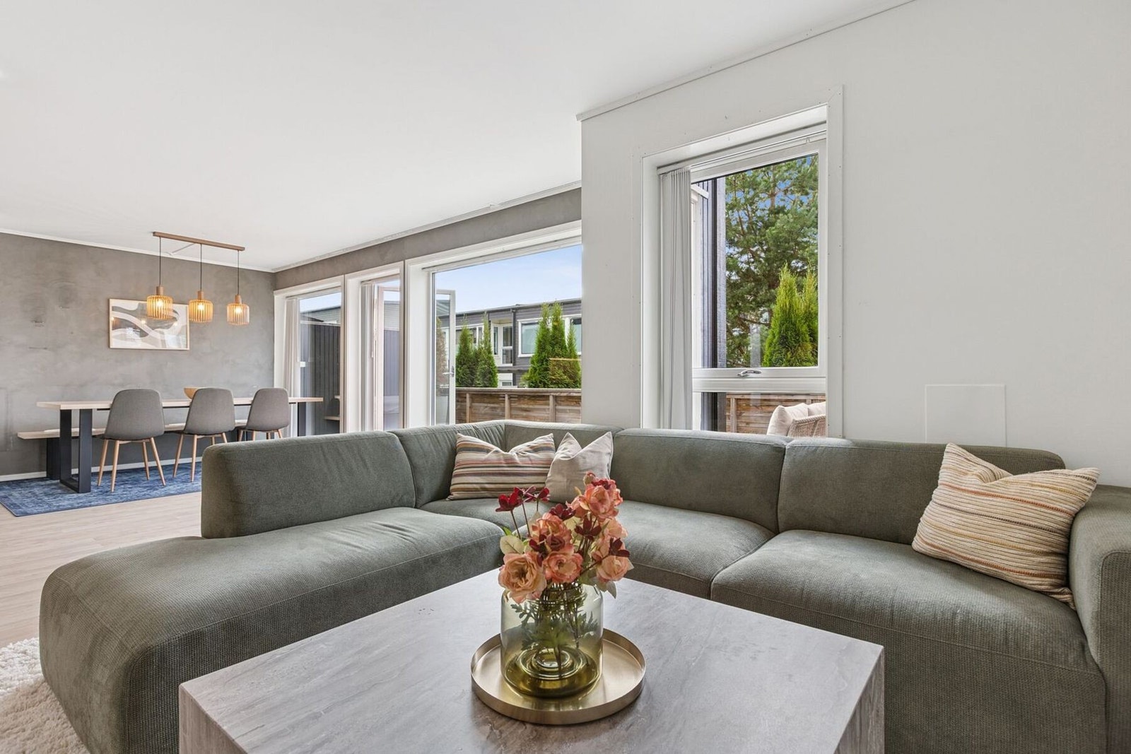 Det er god plass til både sofagruppe og spisegruppe - uten at det oppleves som rotete. Galleribilde