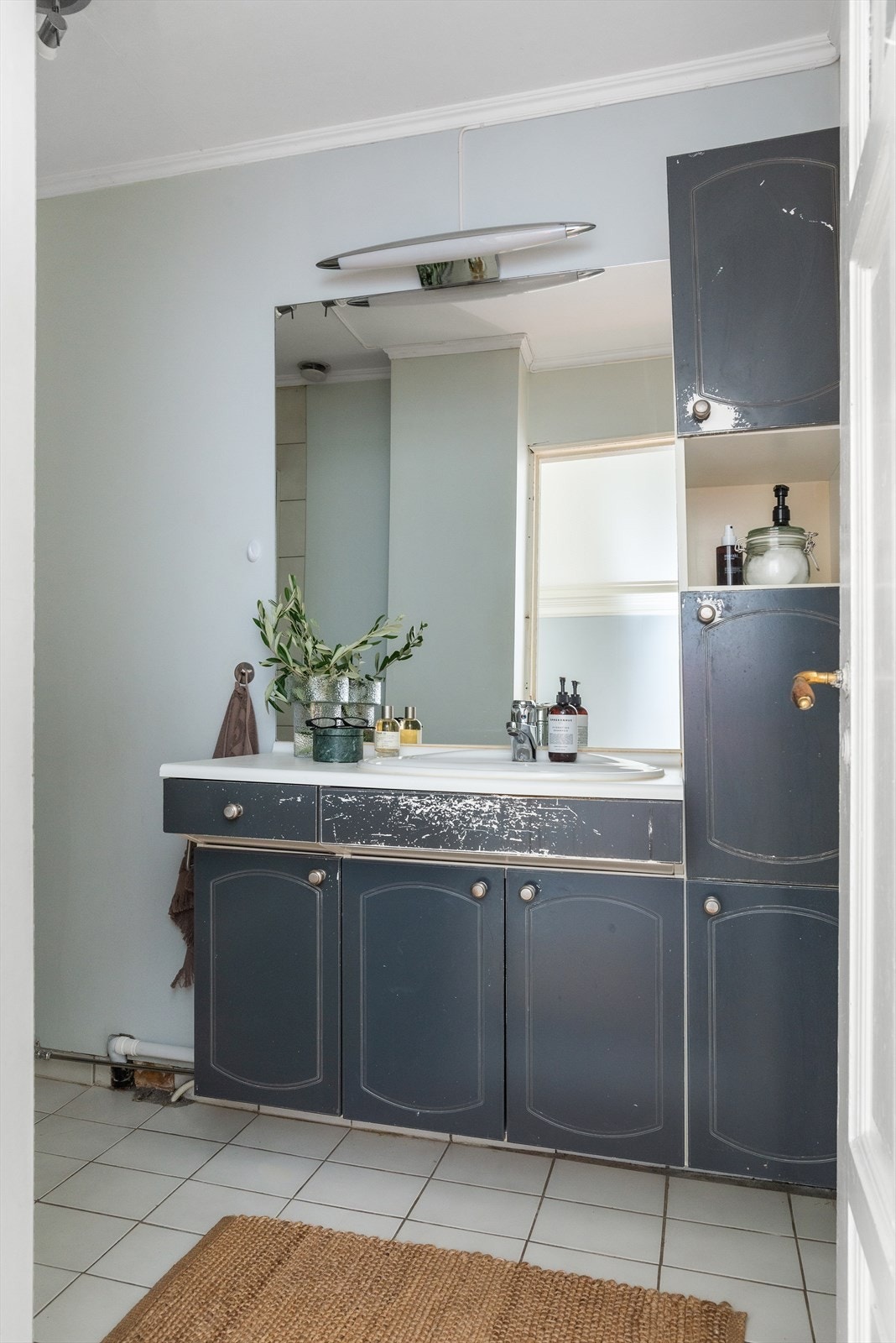 Overflater er flislagt på gulv m/ varmekabler (Ikke funksjonstestet), vegger er flislagt i dusjhjørne ellers malte overflater. Galleribilde