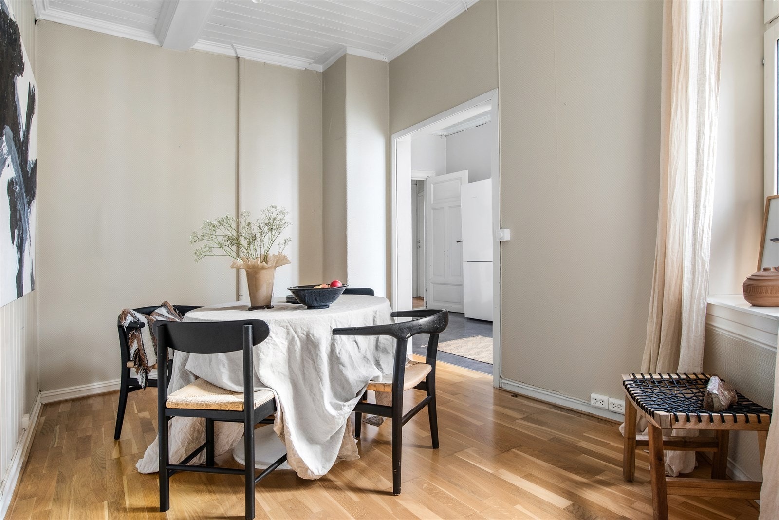 Separat spisestue i tilknytning til kjøkkenet. Galleribilde