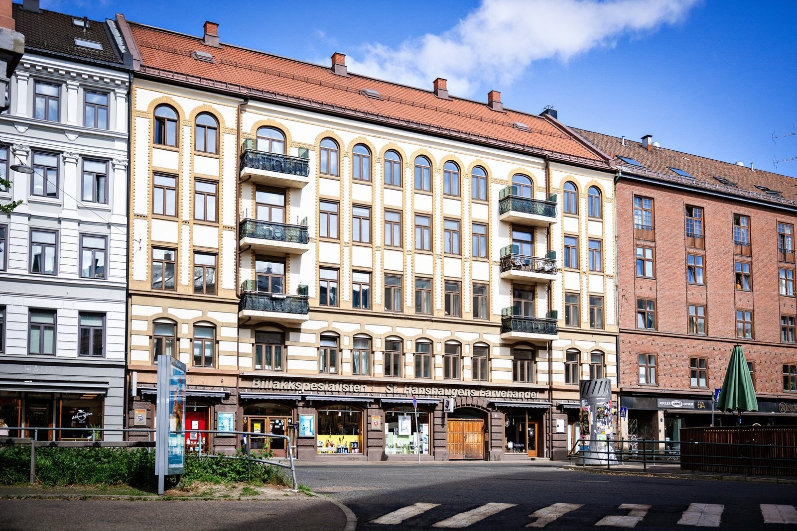 Fra boligen er det gangavstand til Alexander Kiellands plass, Vulkan, Grünerløkka, Bislett, Majorstuen, Sagene og sentrum. Det er også flere treningsmuligheter og rekreasjonsområder, inkludert St. Hanshaugen park og Akerselva. Galleribilde