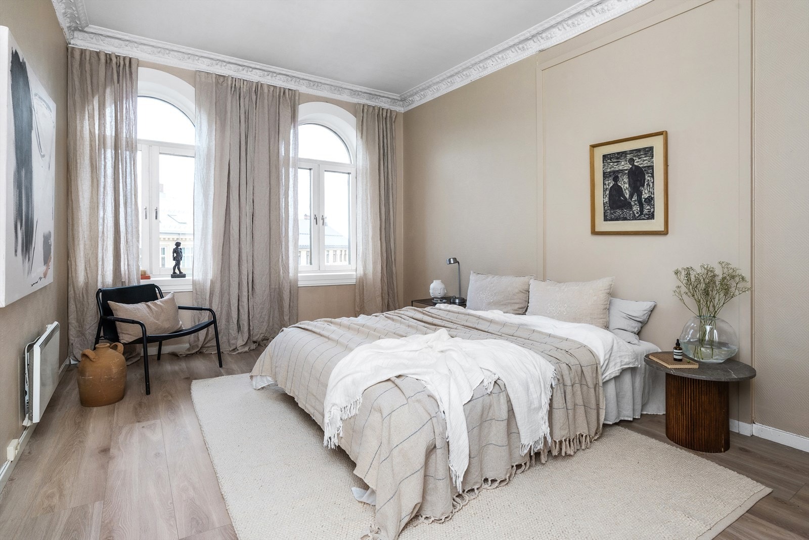 Rommet er av god størrelse med plass til dobbeltseng med nattbord på hver side, samt garderobeskap. Galleribilde