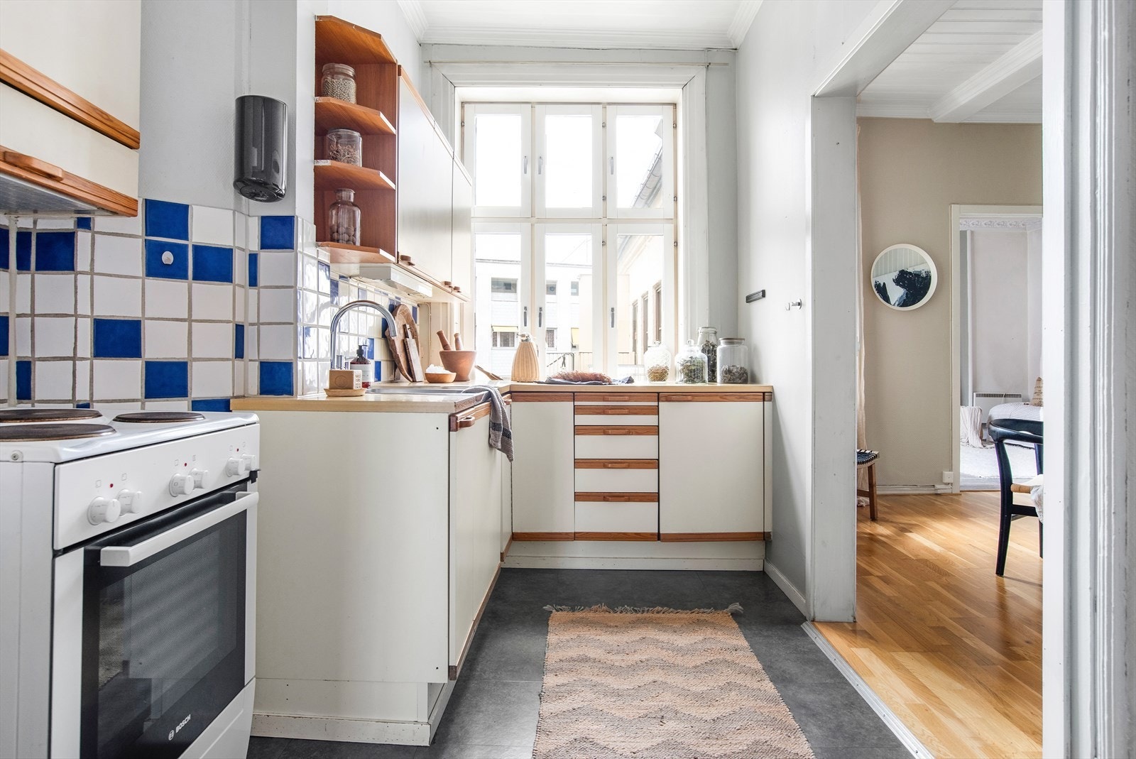 Delvis åpent kjøkken mot spisestue gir rommene en sosial atmosfære. Galleribilde