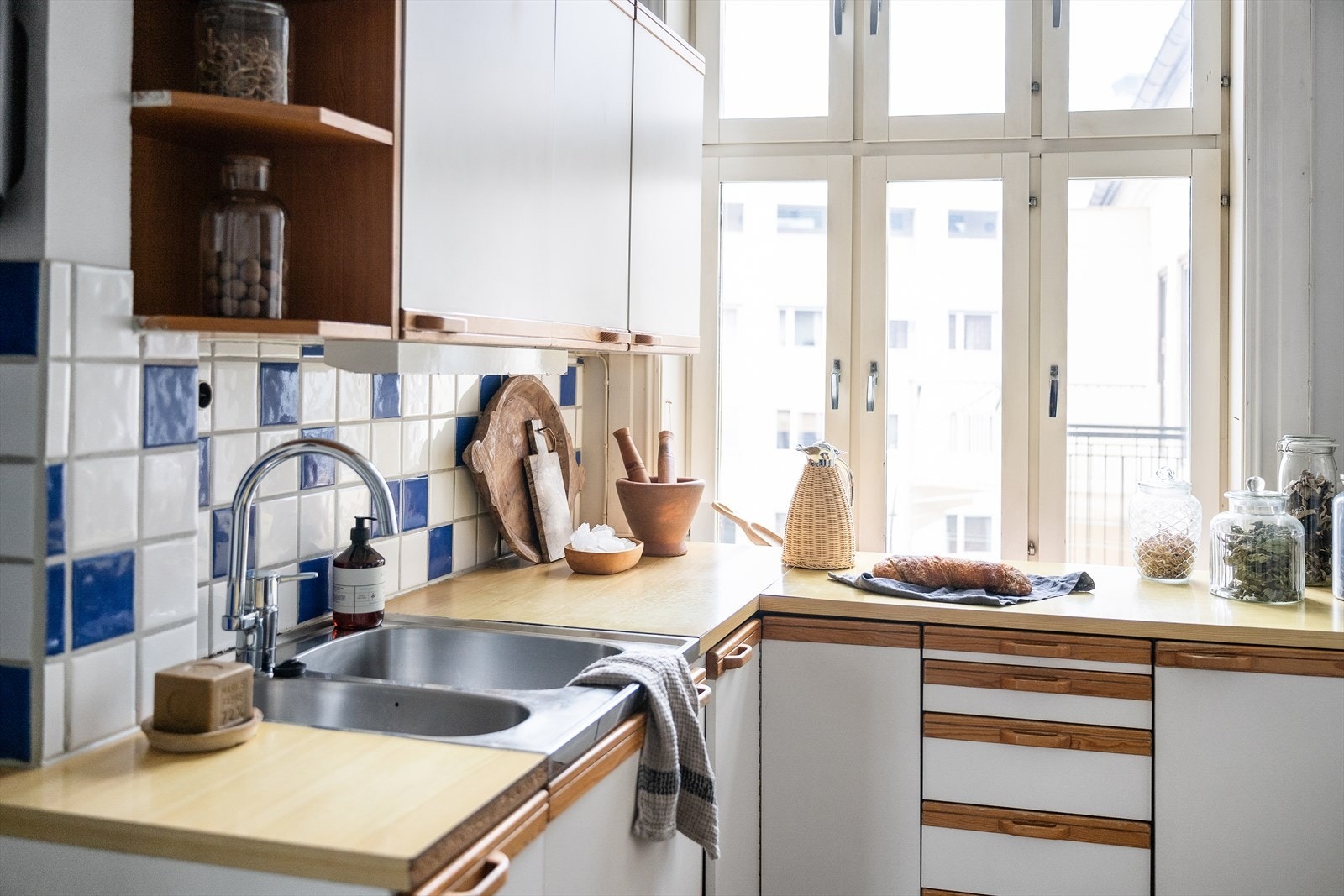 jøkkenet er utstyrt med kjøl/frys, komfyr og vaskemaskin. Avtrekksvifte med kullfilter over komfyr. Galleribilde