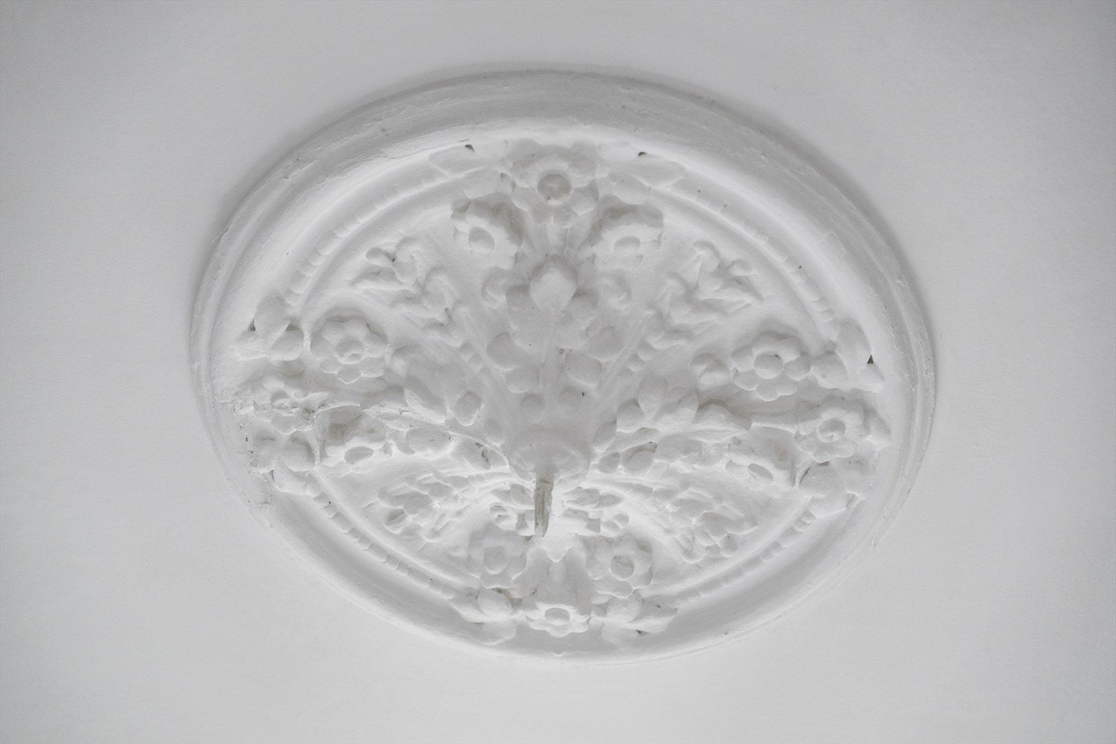 På soverommet er det også klassiske detaljer som stukkatur og rosett. Galleribilde