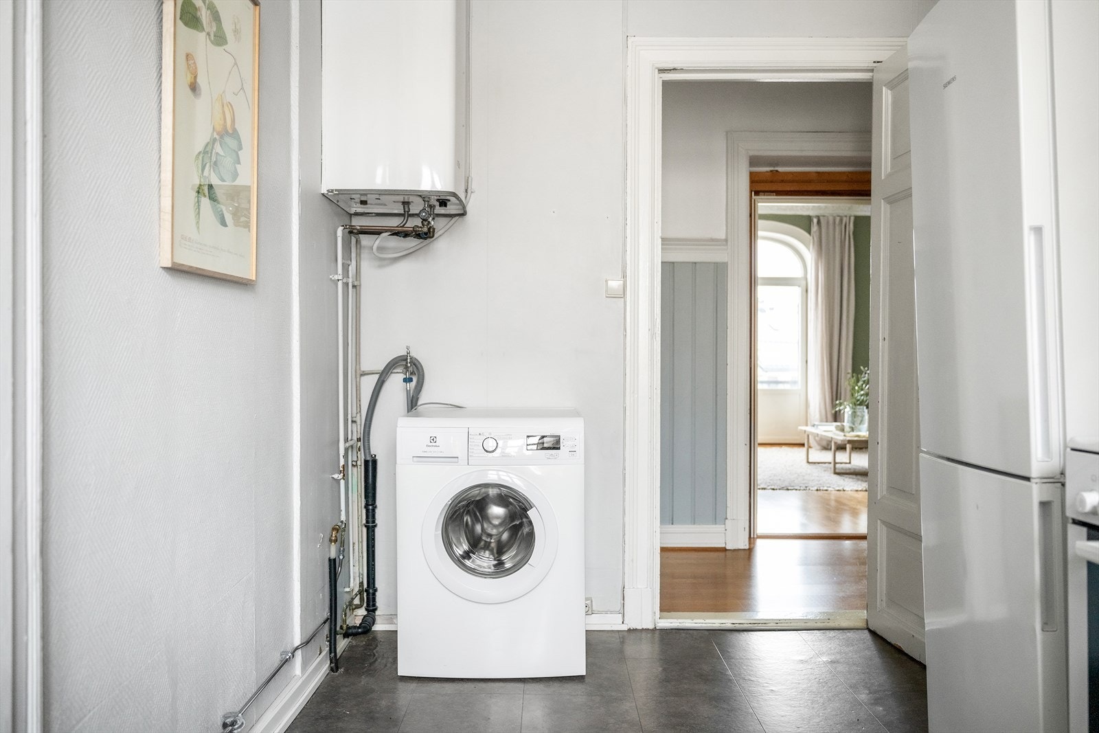 Det er opplegg for vaskemaskin på kjøkkenet. Galleribilde