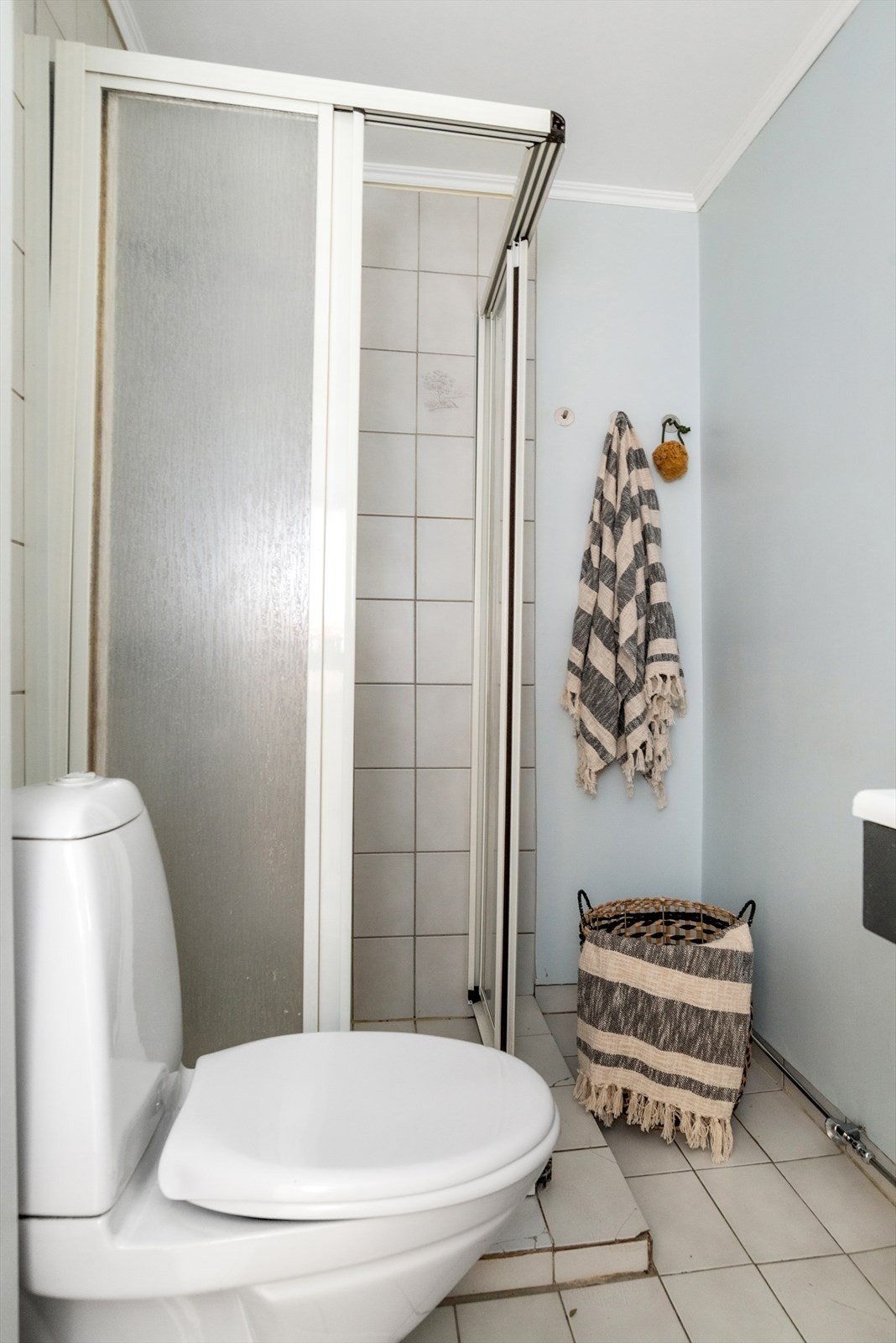 Innredning med frittstående toalett, innredning med servant og blabatteri, overskap med speil og dusjkabinett. Galleribilde