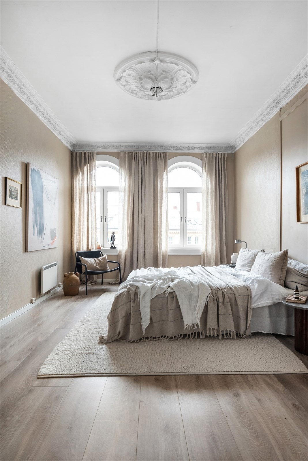 To store buede vinduer som skaper mye naturlig lysinnslipp i rommet. Galleribilde