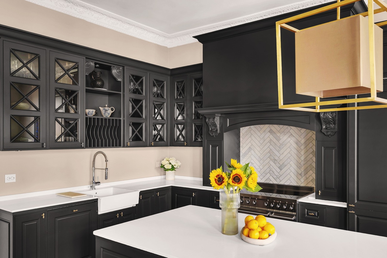 Her finner vi en spesialtilpasset, plassbygget innredning fra Elen Møbelstudio i klassisk, mørk utførelse med profilerte fronter, vakre vitrineskap og solide detaljer. Galleribilde