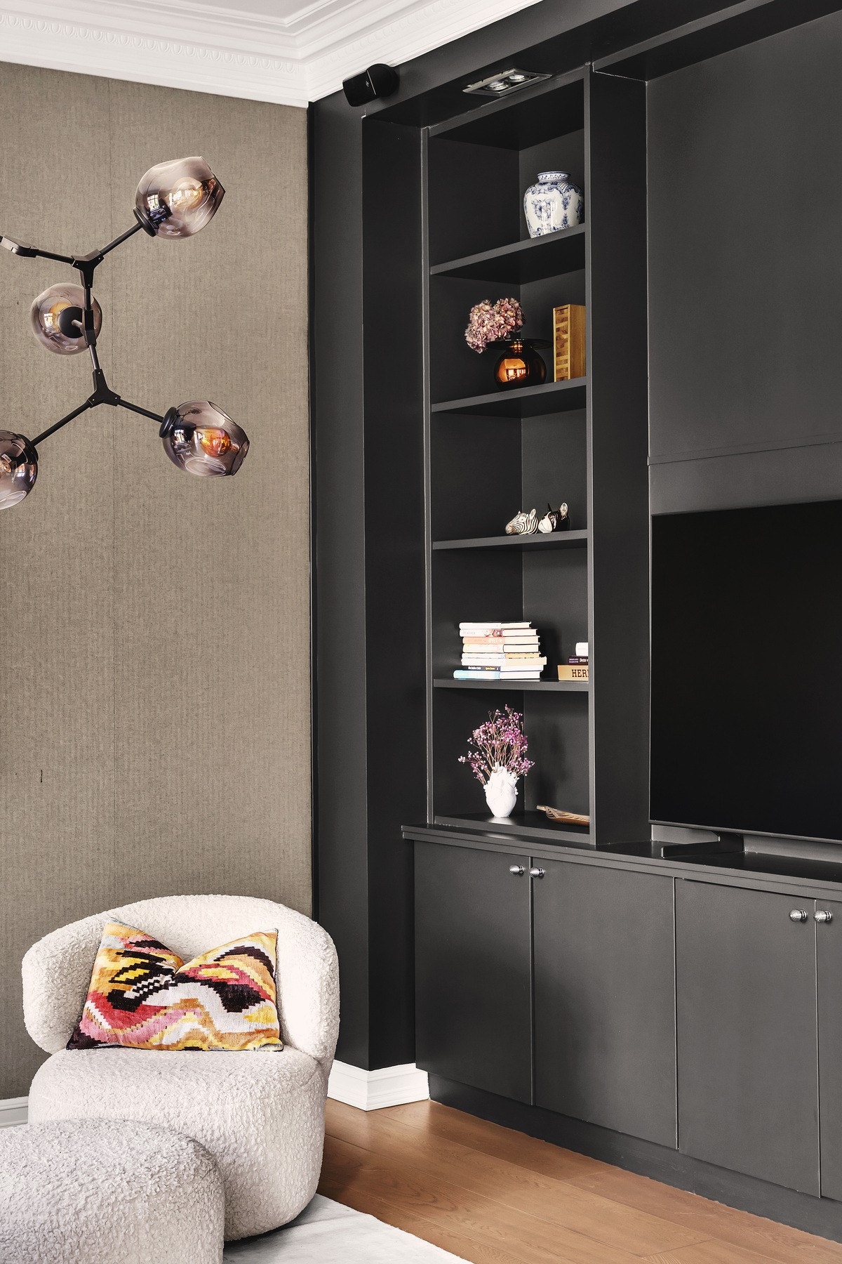 en spesialtilpassede innredningen med integrerte hyller og skap tilfører rommet moderne funksjonalitet, samtidig som det klassiske uttrykket ivaretas. Galleribilde