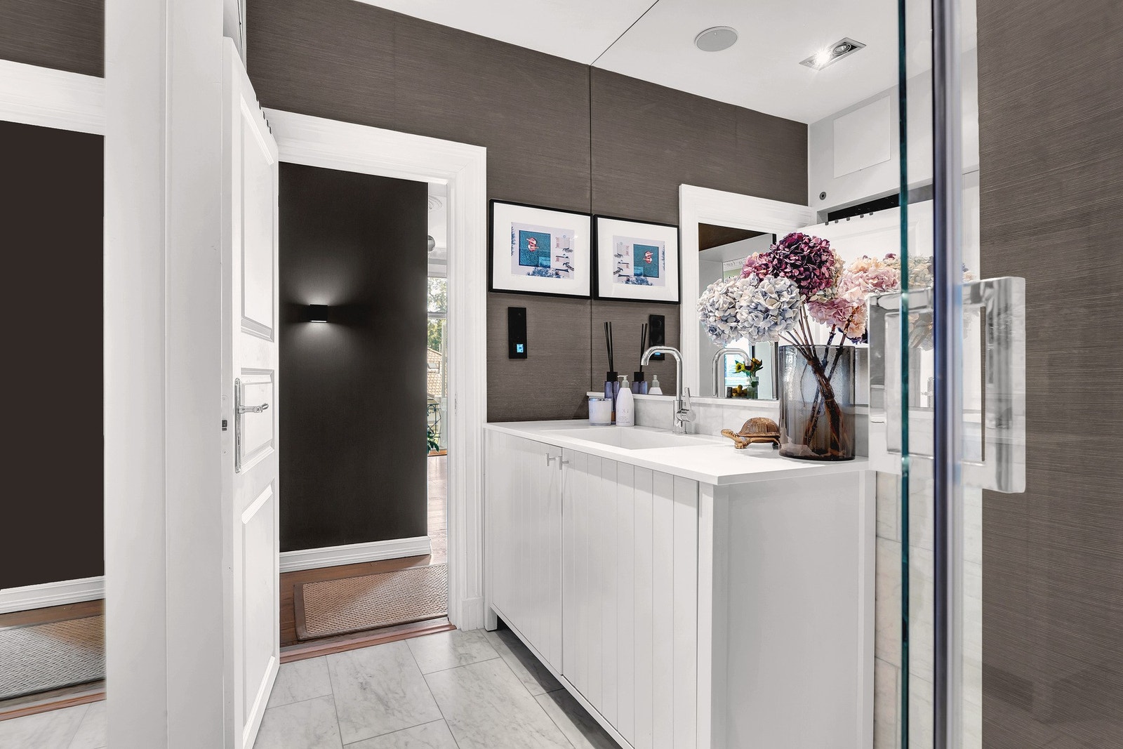 Innredningen består av et stilrent, vegghengt servantskap med heldekkende servant. Vaskemaskin og tørketrommel i egen nisje bak døren. Galleribilde