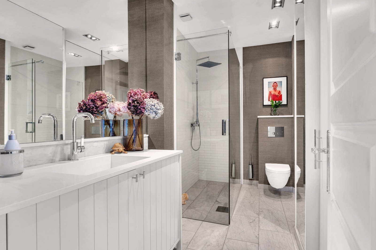 Baderommet ble oppgradert i 2011 og fremstår som både moderne og elegant, med en gjennomført materialbruk og tidløse fargetoner Galleribilde