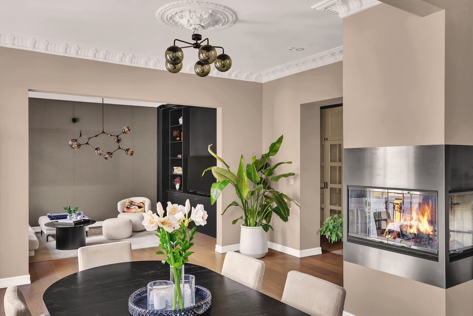 Kjøkkenet har en åpen løsning mot spisestue og stue, noe som skaper en herlig flyt mellom rommene og gjør det enkelt å kombinere matlaging og selskapelighet. Galleribilde