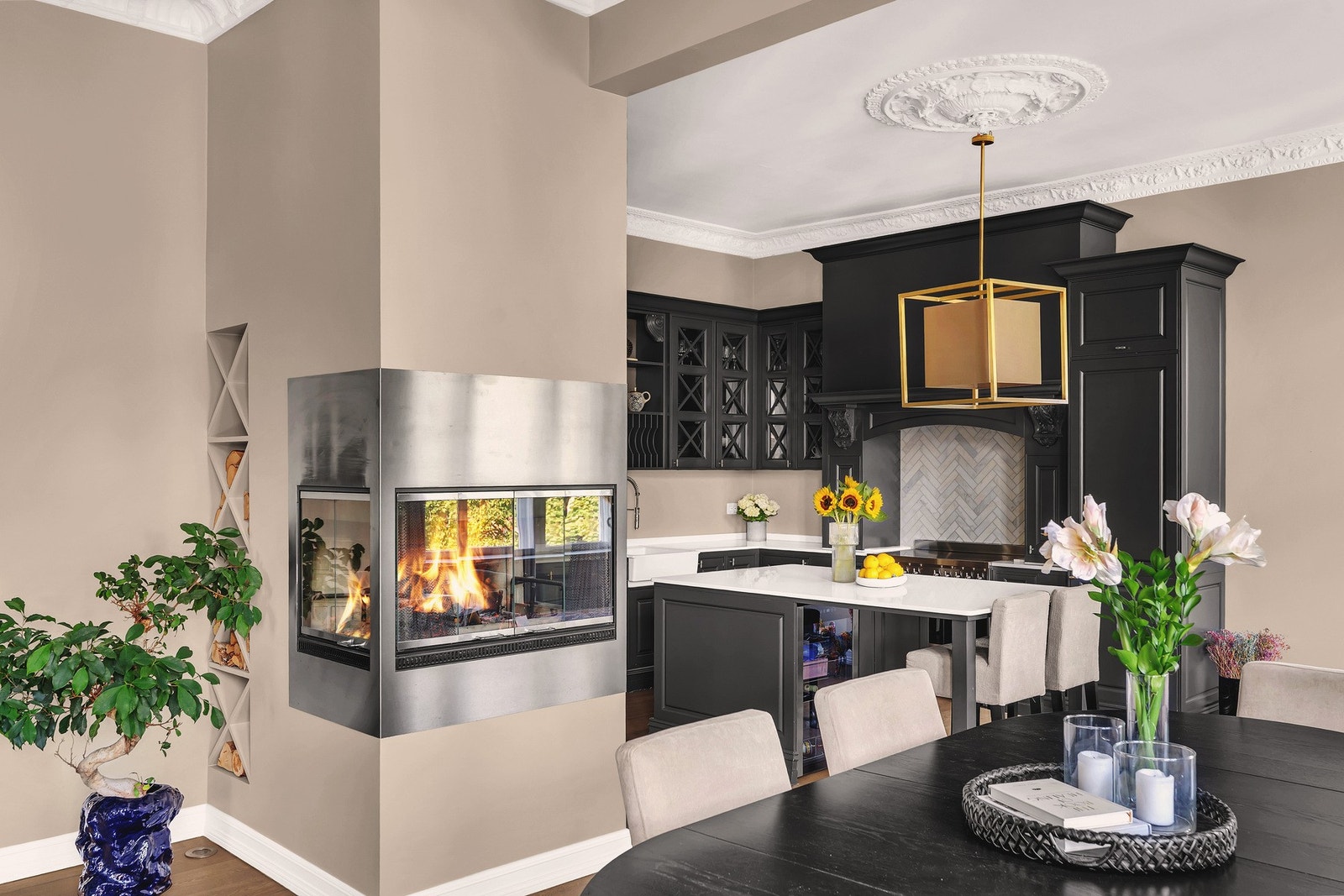 I tilknytning til oppholdsrommet finner vi også en klassisk peis som setter en lun og innbydende stemning - både som blikkfang og som kilde til varme. Galleribilde