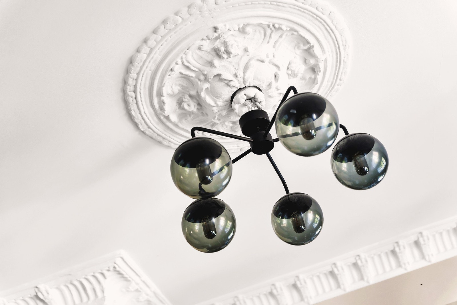 Leiligheten preges av klassiske detaljer som stukkatur og vakre takrosetter, som sammen med god takhøyde gir et herskapelig preg. Galleribilde