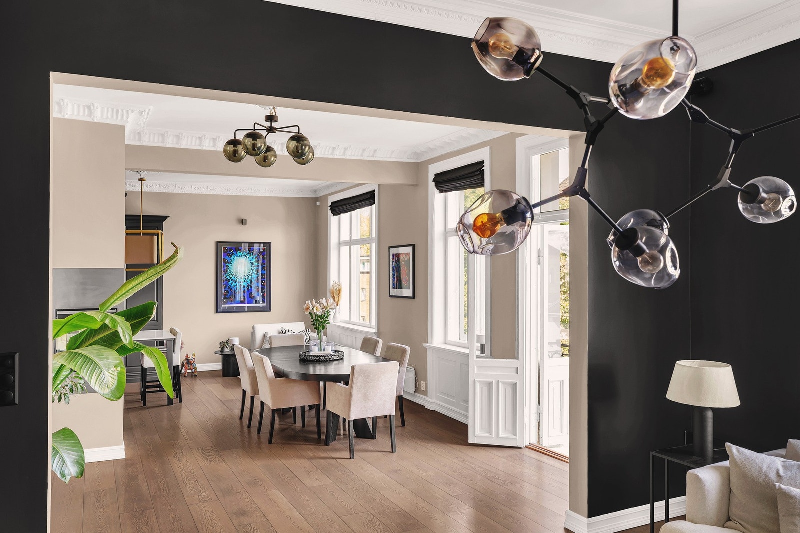 Rommet har en naturlig tilknytning til spisestue og kjøkken i åpen løsning, noe som skaper en luftig og sosial atmosfære. Galleribilde