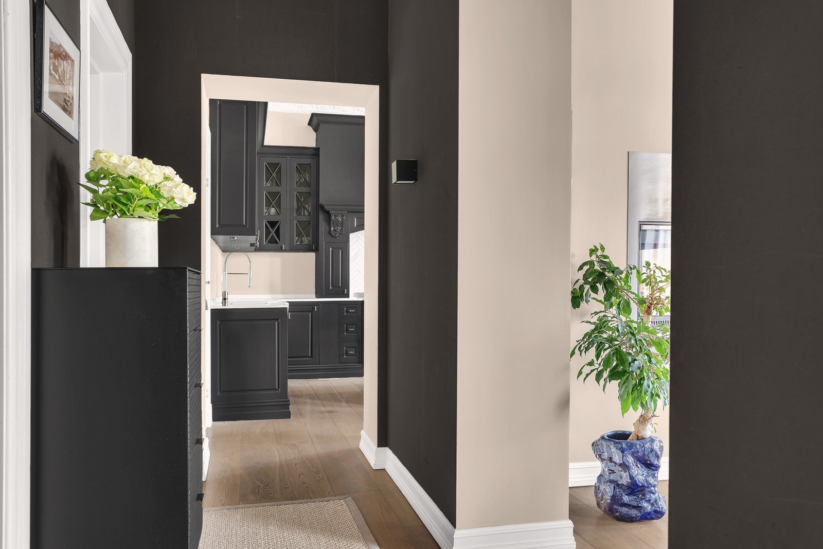 Entréen binder leilighetens rom på en sømløs måte. Galleribilde