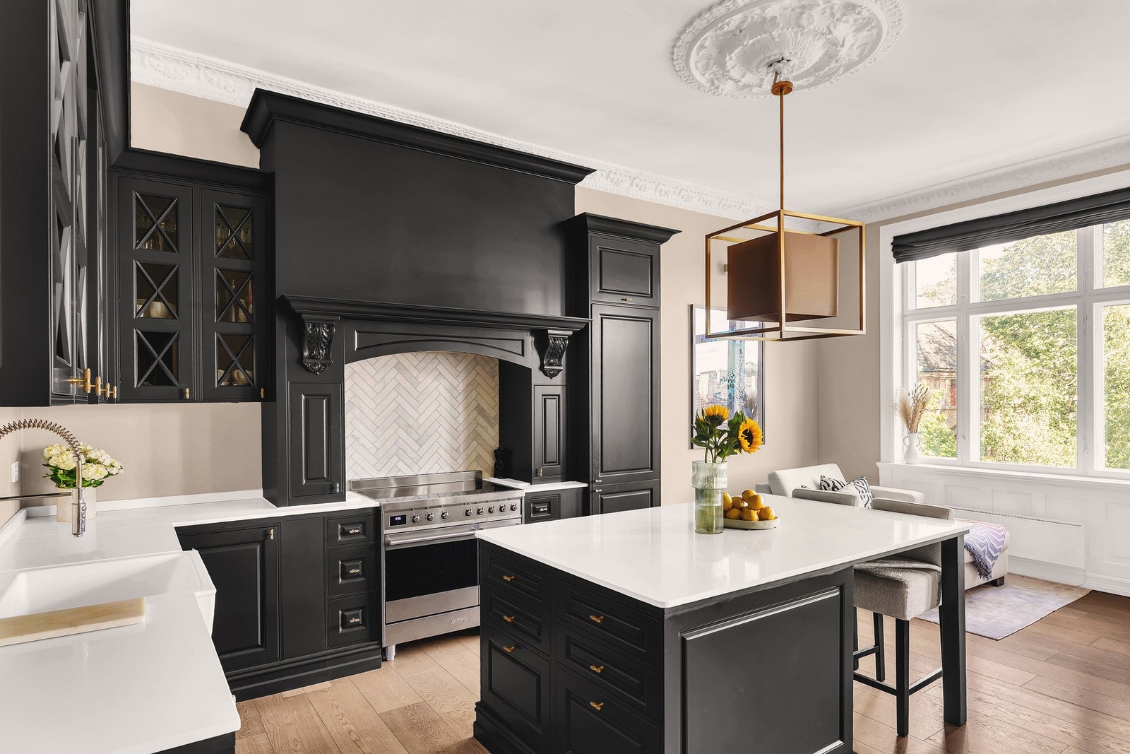 Her får du en unik og romslig Frognerleilighet med klassiske detaljer, et moderne preg og sjelden beliggenhet. Galleribilde