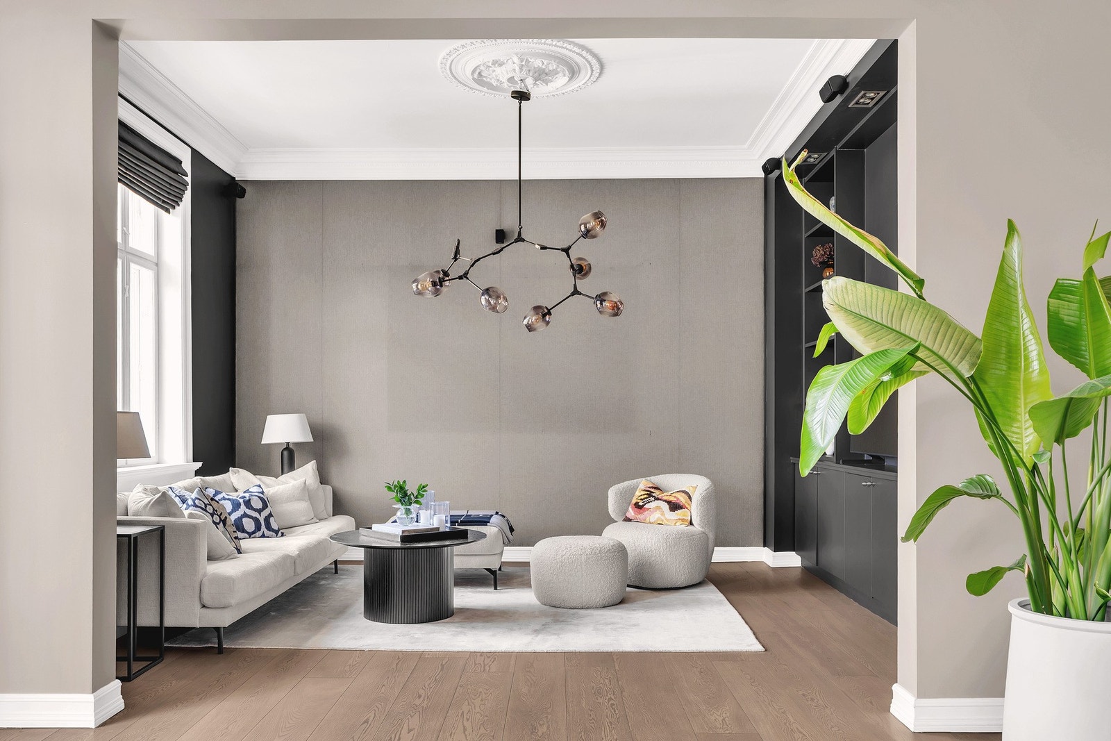 Stuen fremstår som et lyst og elegant oppholdsrom med en imponerende takhøyde på hele 3,25 meter. Galleribilde