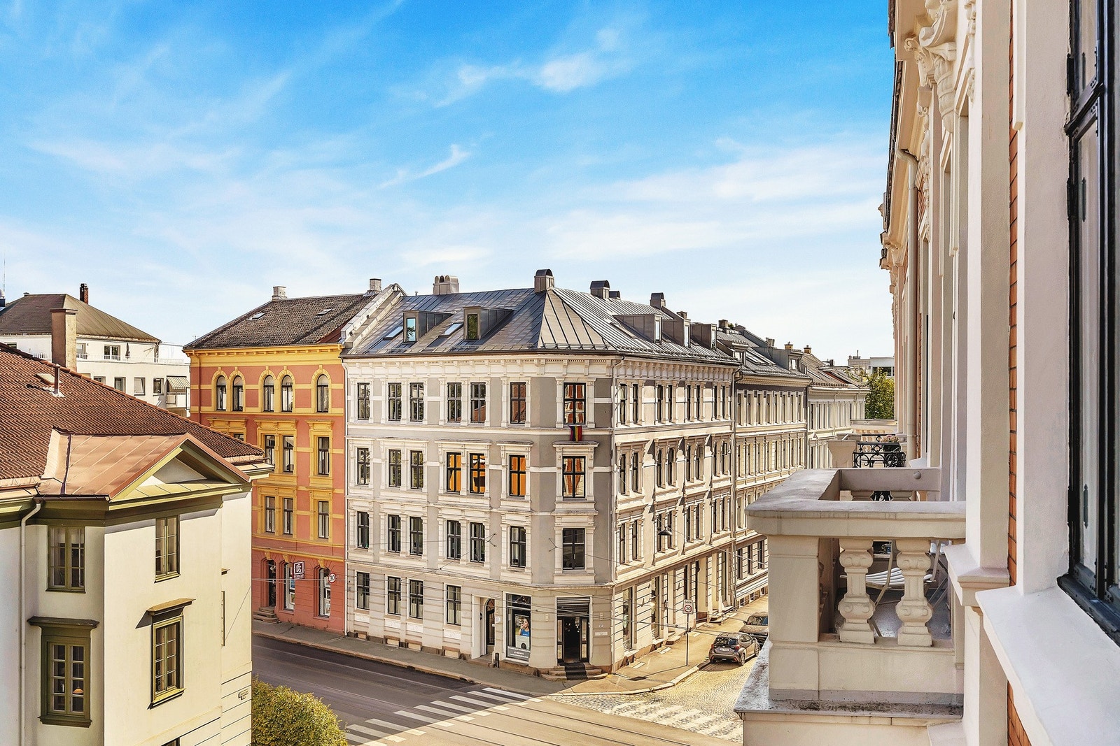 Fra balkongen har man et hyggelig utsyn mot klassisk bygårdsbebyggelse. Galleribilde