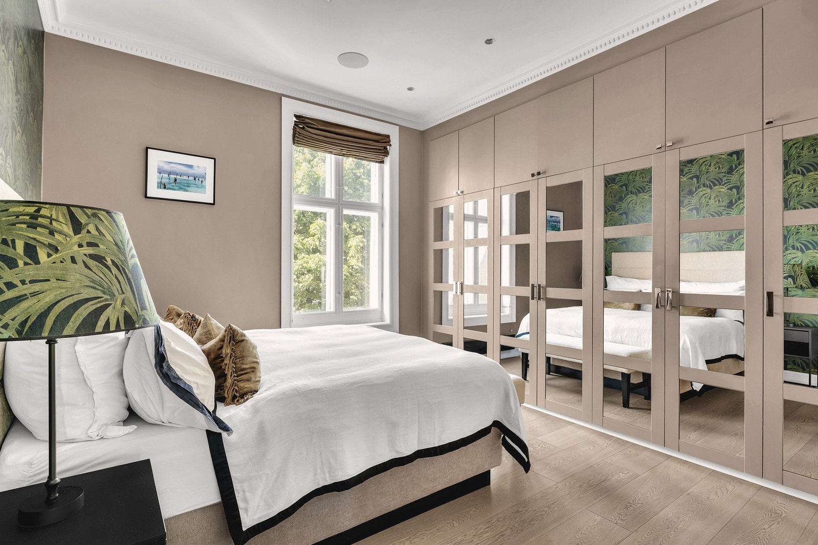 Hovedsoverommet vender ut mot den stille bakgården og gir en behagelig og rolig atmosfære. Galleribilde