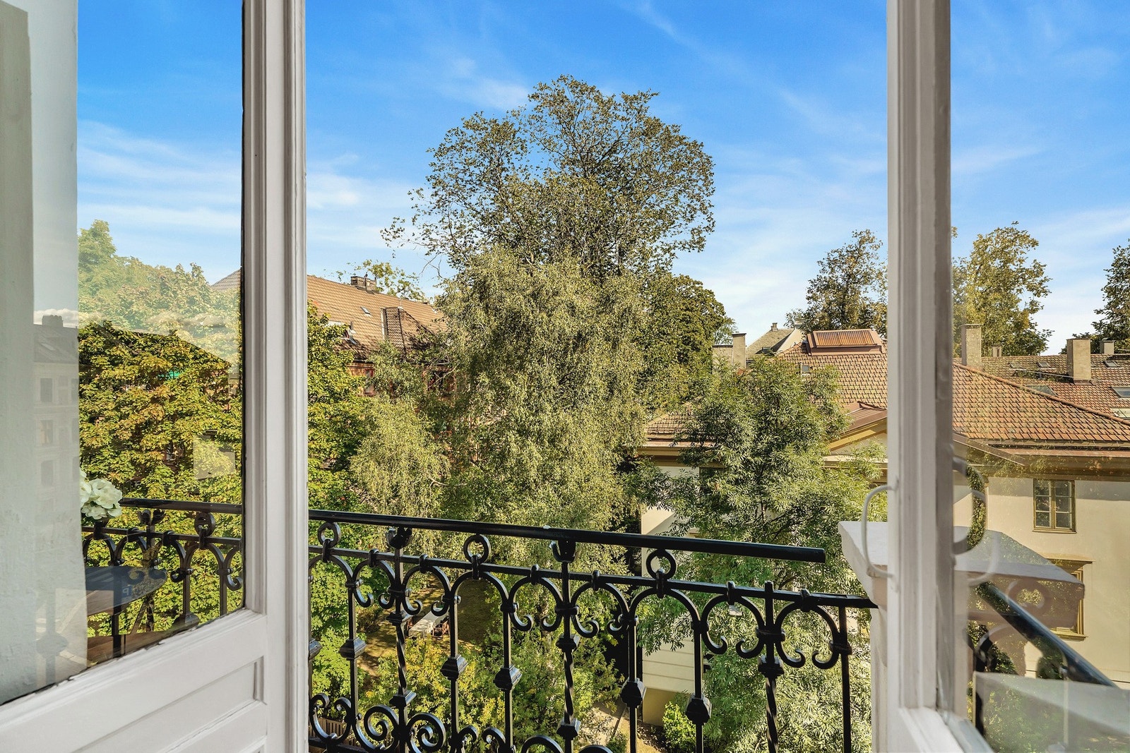 Fra spisestuen åpner doble dører opp til balkongen, hvor du kan nyte roen og utsikten mot grønne omgivelser. Galleribilde