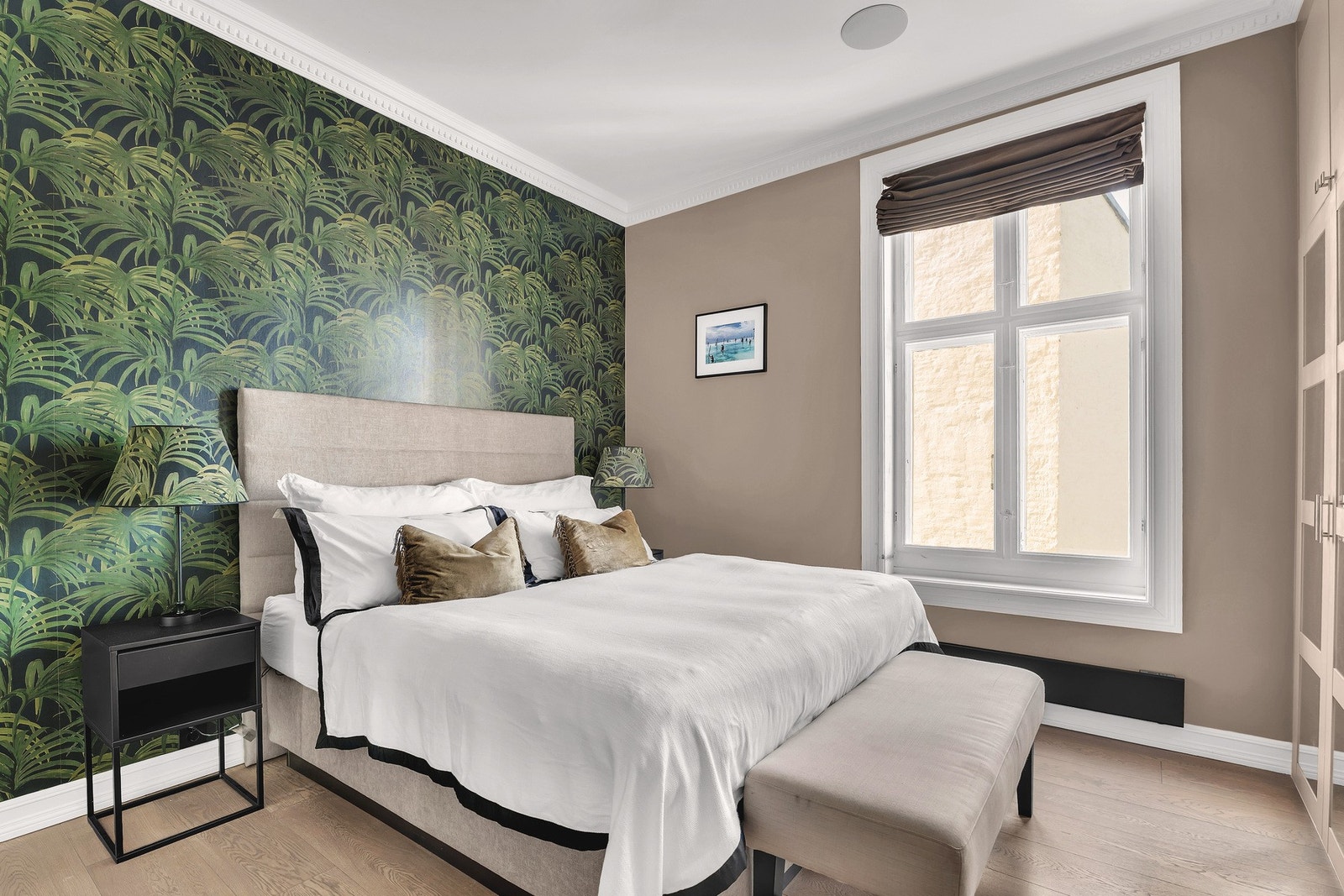 Rommet er romslig og gir god plass til dobbeltseng med tilhørende nattbord. Den stilige tapeten er fra House of Hackney. Galleribilde