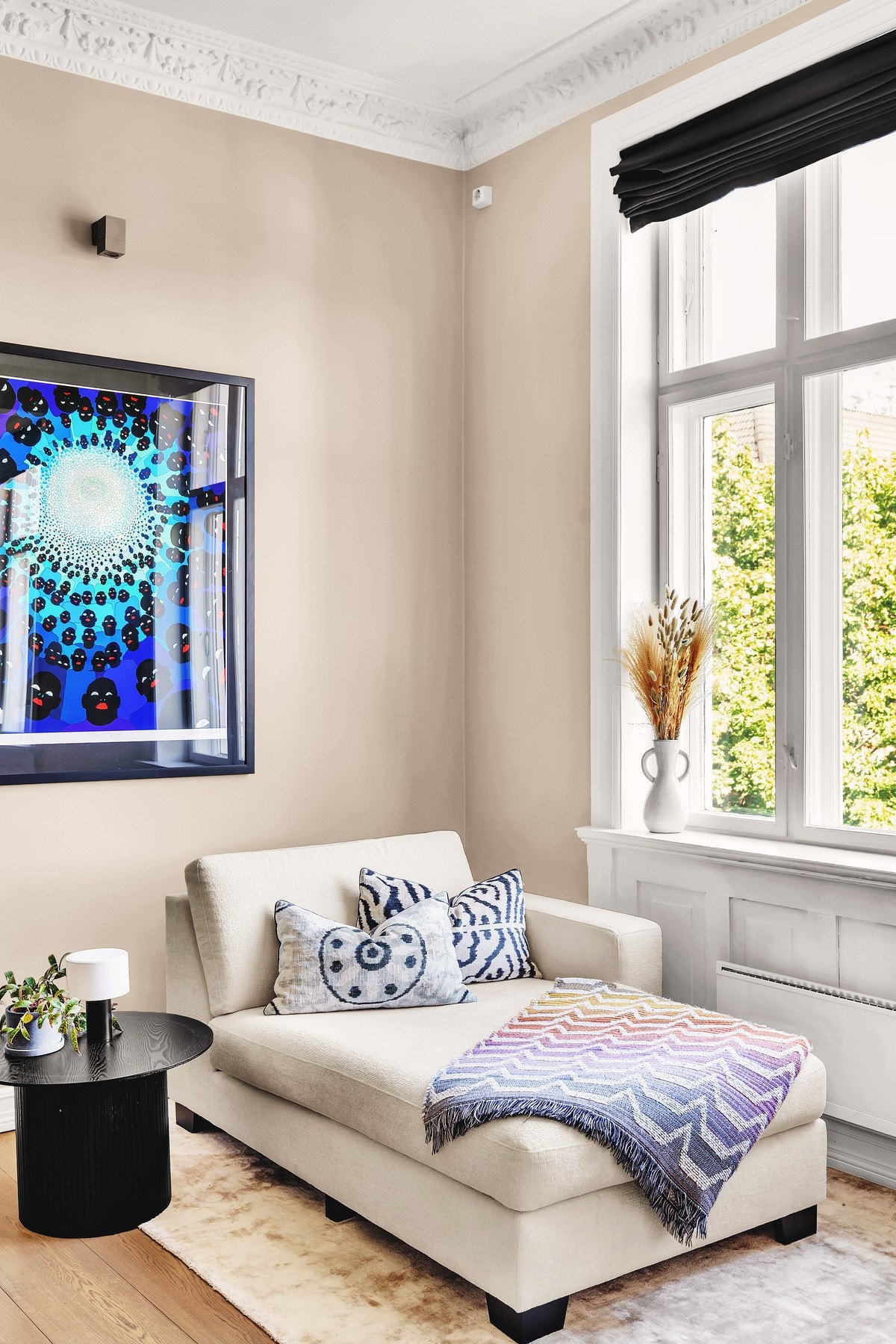 Kjøkken- og spisestuesonen byr på flere møbleringsmuligheter, med plass til både stort spisebord, sosial kjøkkenøy og en lun lesekrok. Galleribilde