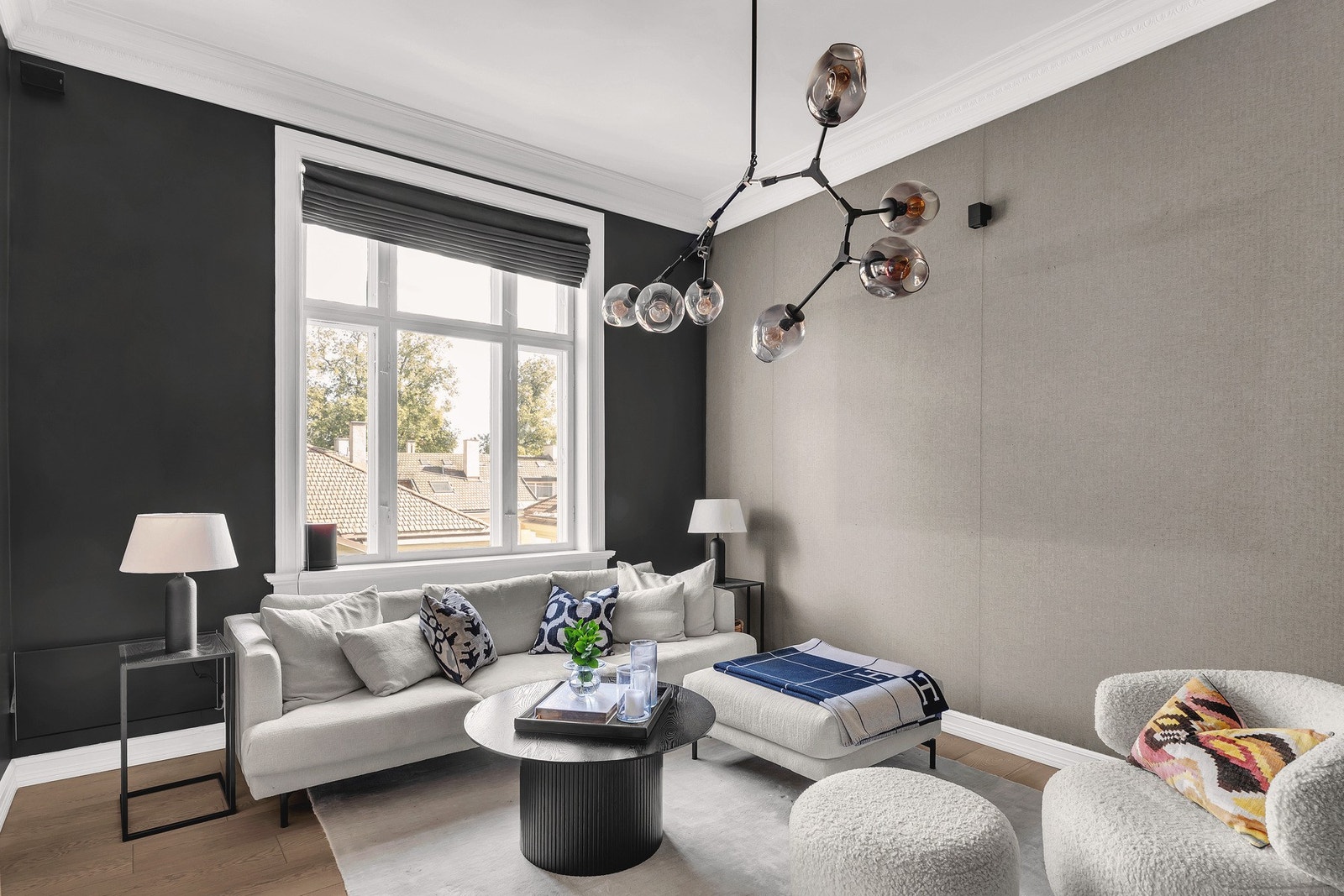 Planløsningen gir gode møbleringsmuligheter med plass til sofagruppe, lenestoler og mediemøbler. Galleribilde