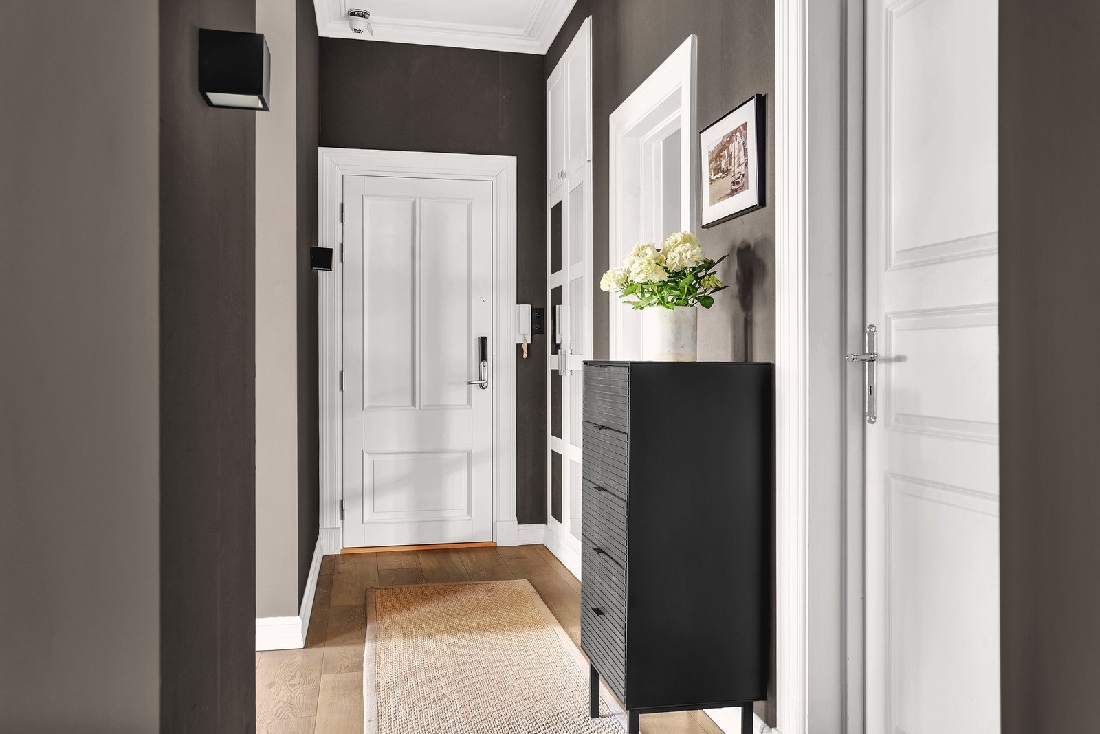 Allerede når man trer inn i leiligheten møtes man av en stilfull entré med klassiske detaljer og tidsriktige fargevalg. Galleribilde