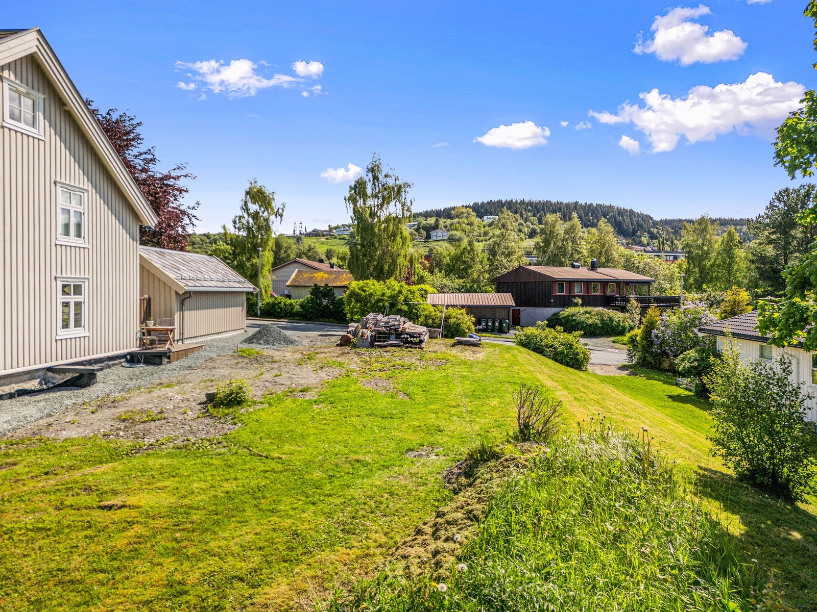 Stille og rolig gate uten gjennomgangstrafikk. Galleribilde