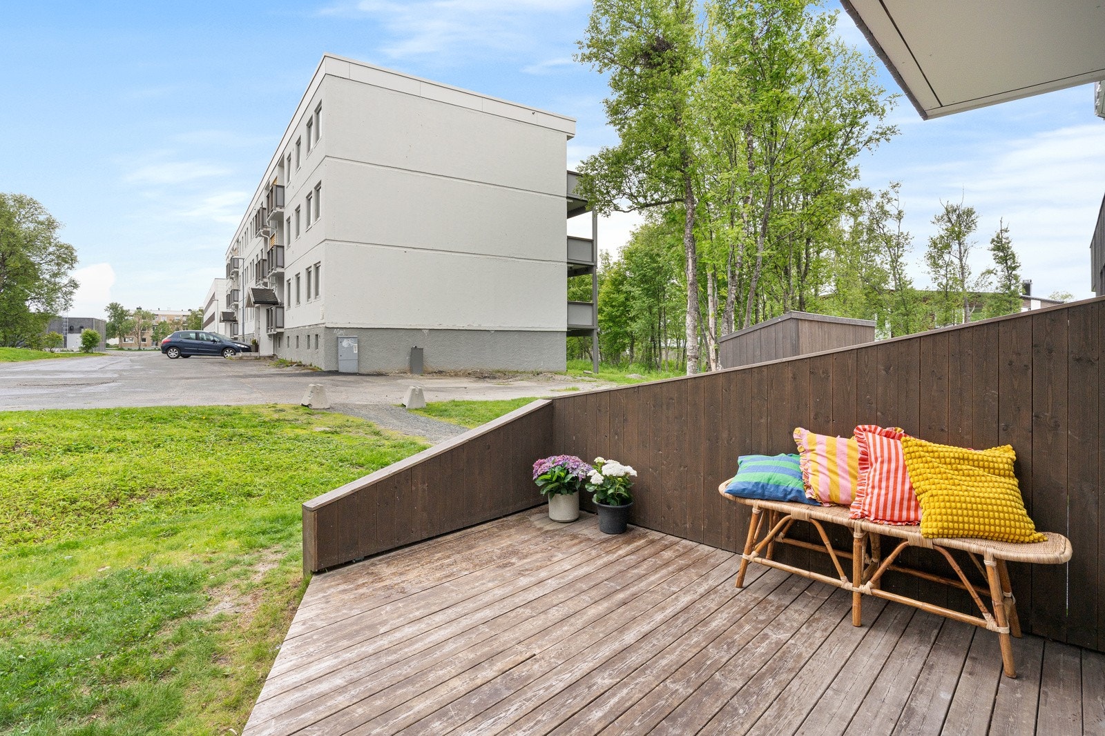 Her kan du nyte gode sommerdager, med le-vegg, platting og grøntareal.