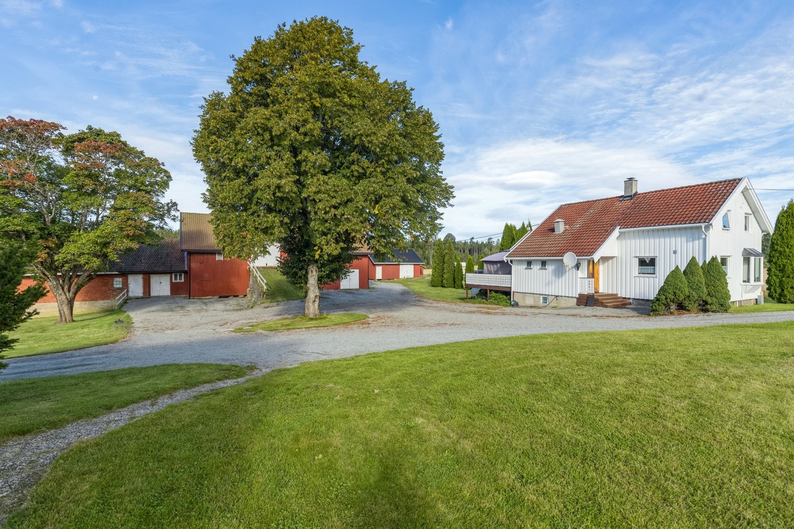 Velkommen til Bøler Søndre - et hyggelig gårdstun på ca. 3 mål. Galleribilde