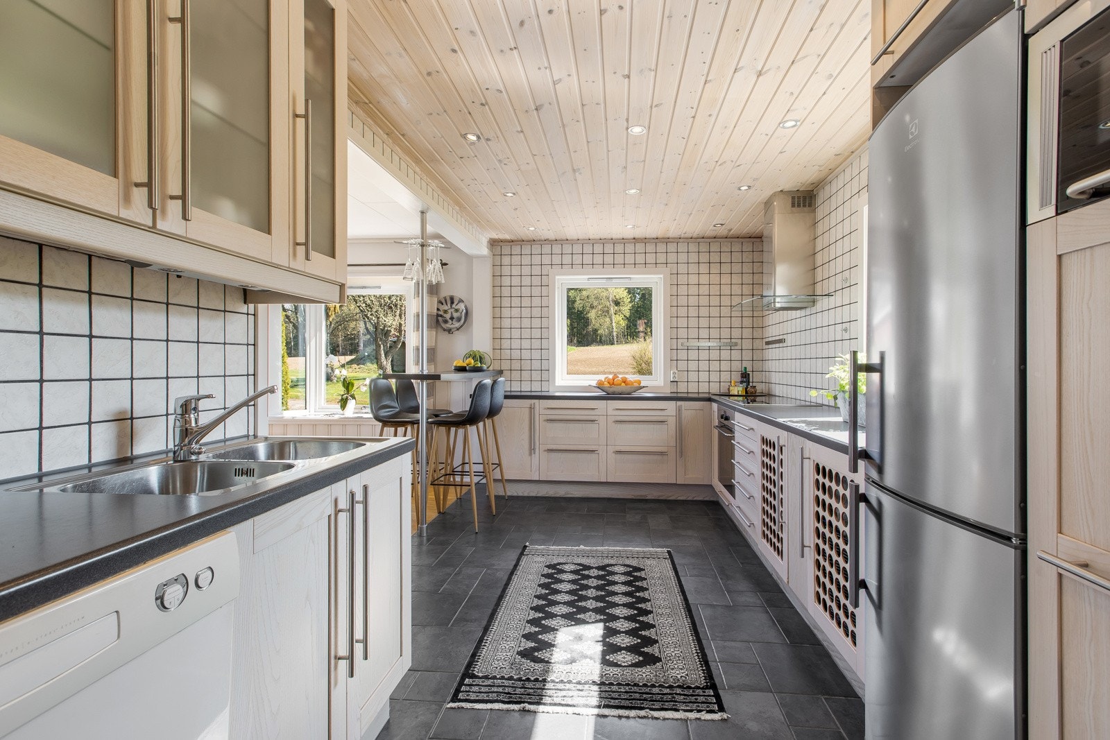 Kjøkkenet er lyst og romslig med innredning fra 2002. Galleribilde