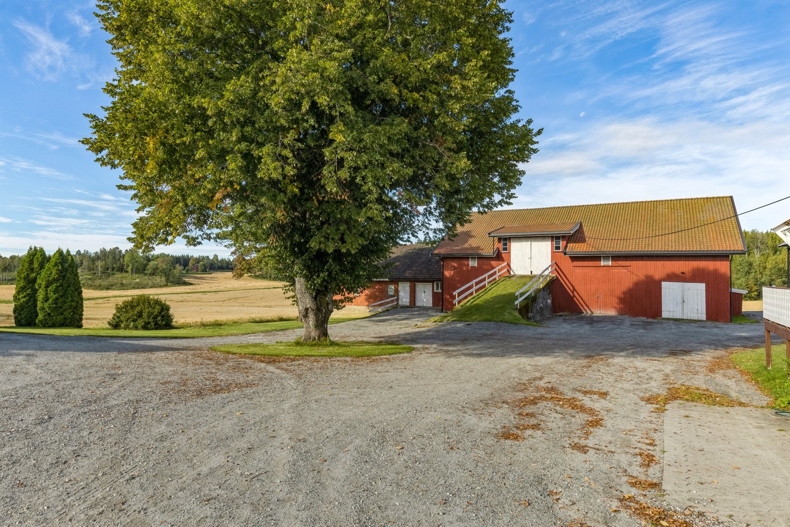 Låven har innkjøring med låvebru fra tunet, og ellers mange innganger Galleribilde