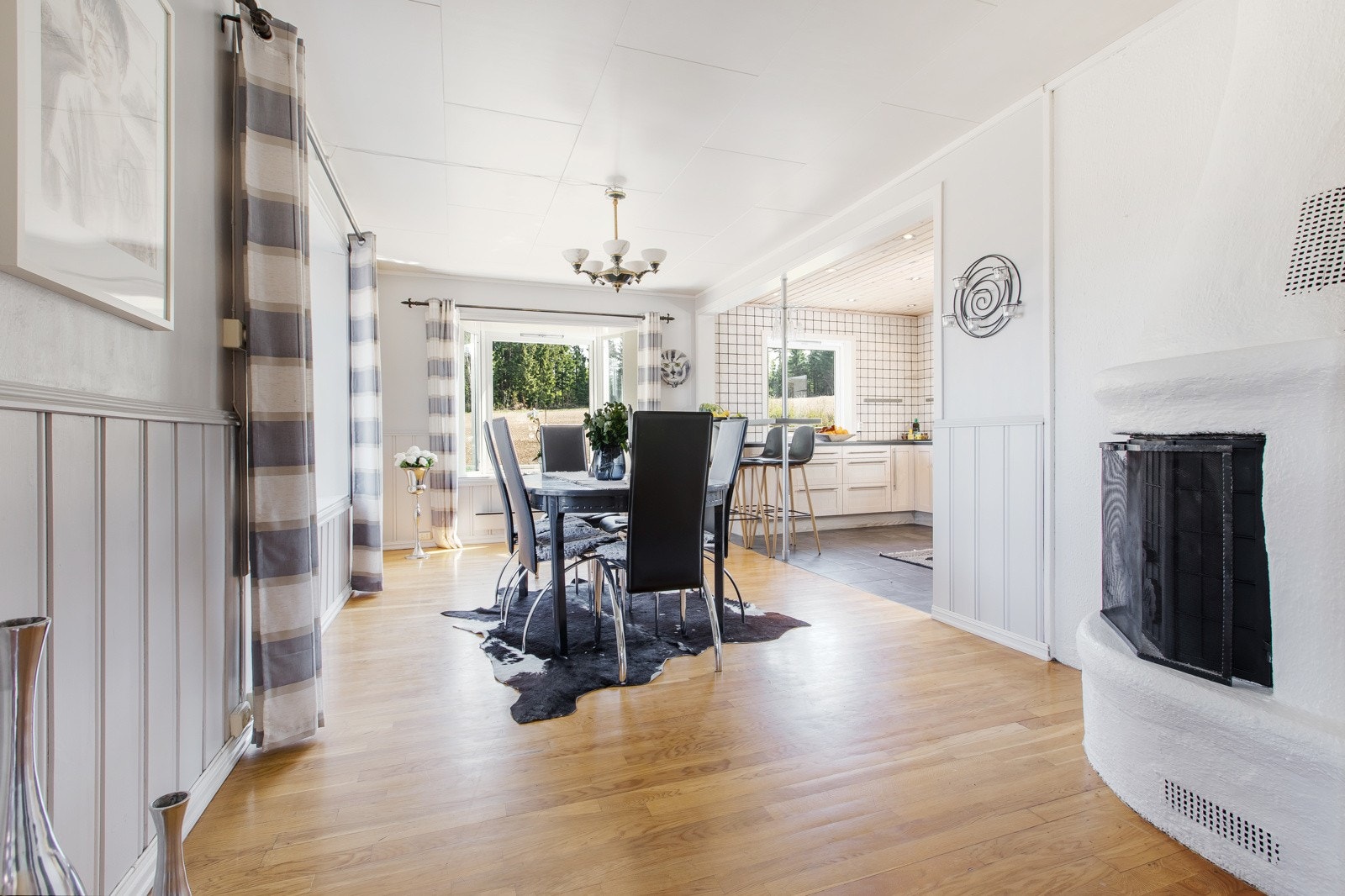 Spisestuen ligger i åpen løsning til kjøkkenet og har peis med innsats. Galleribilde