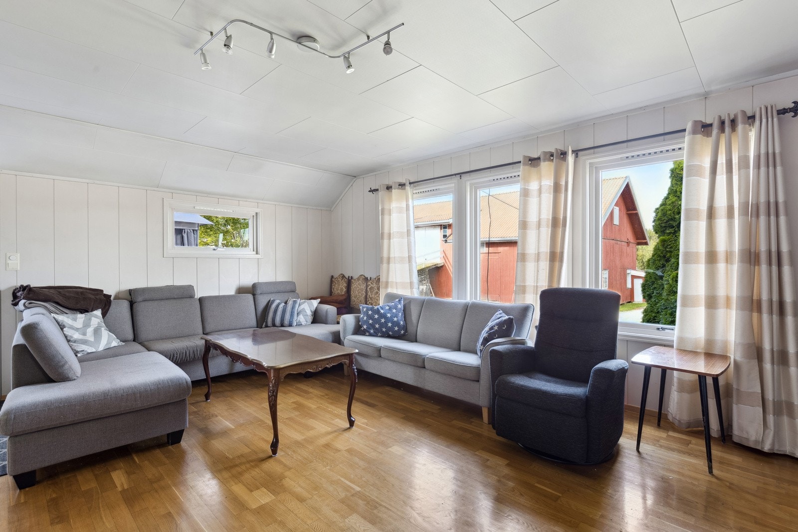 Boligen har fine stuer i første etasje, som ligger i flukt med hverandre. Galleribilde