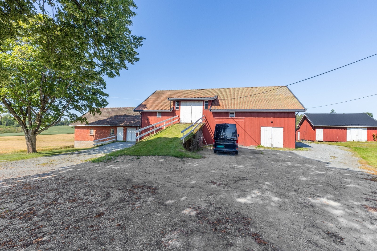 Låven gir mulighet for dyrehold, og ikke minst godt med lagringsplass. Galleribilde