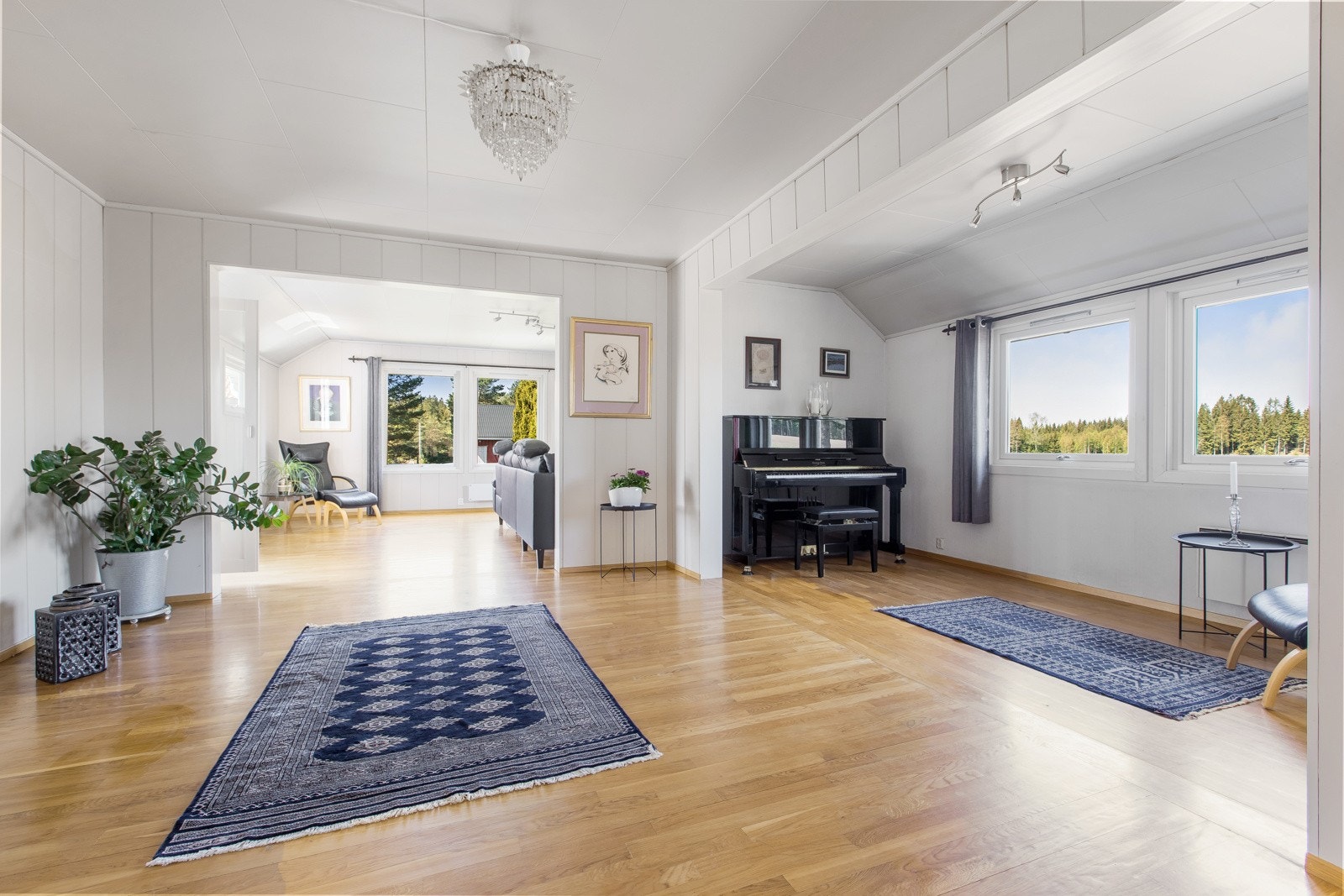 Den åpne løsningen mellom stuene gir mange møbleringsmuligheter. Ikke minst er det god plass til mange gjester. Galleribilde