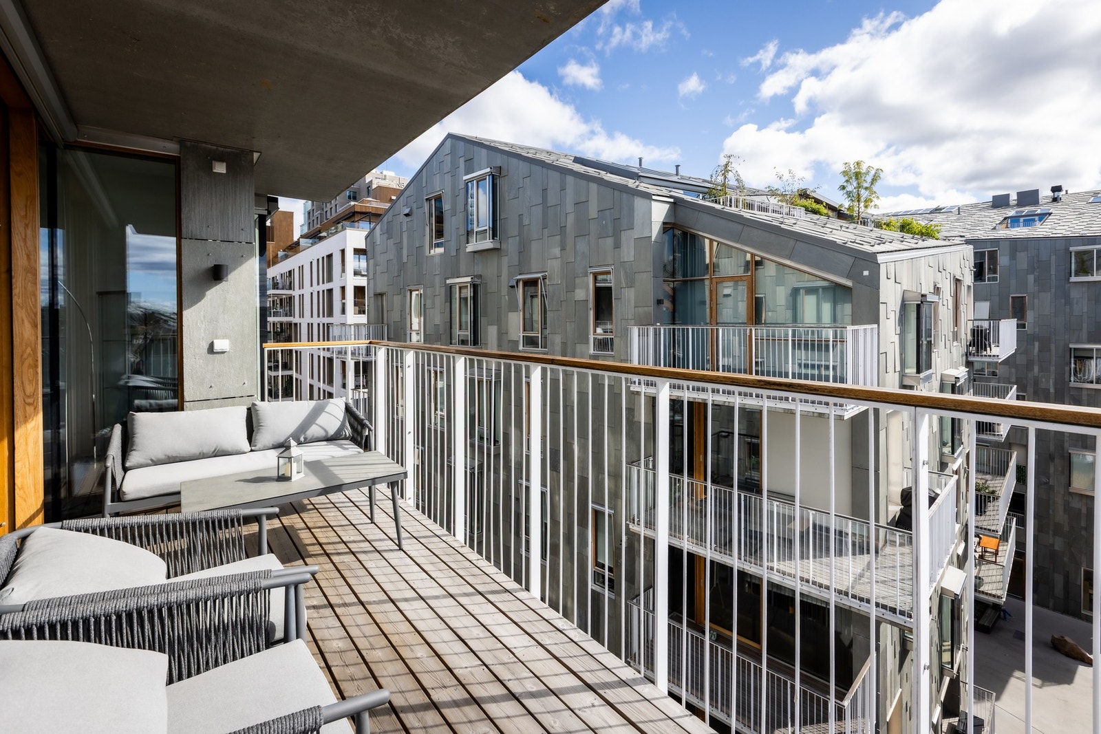 Flott balkong med utsikt over Bjørvikas idylliske kanaler. Galleribilde