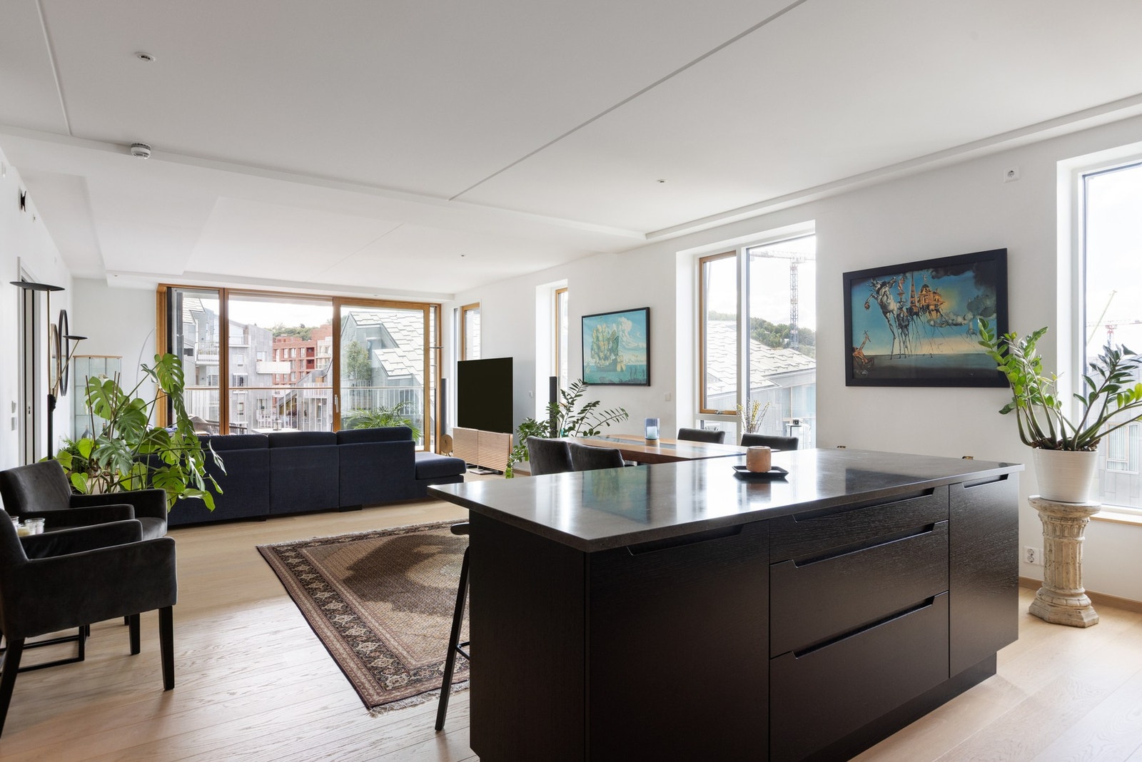 Åpen løsning mellom stue og kjøkken. Galleribilde