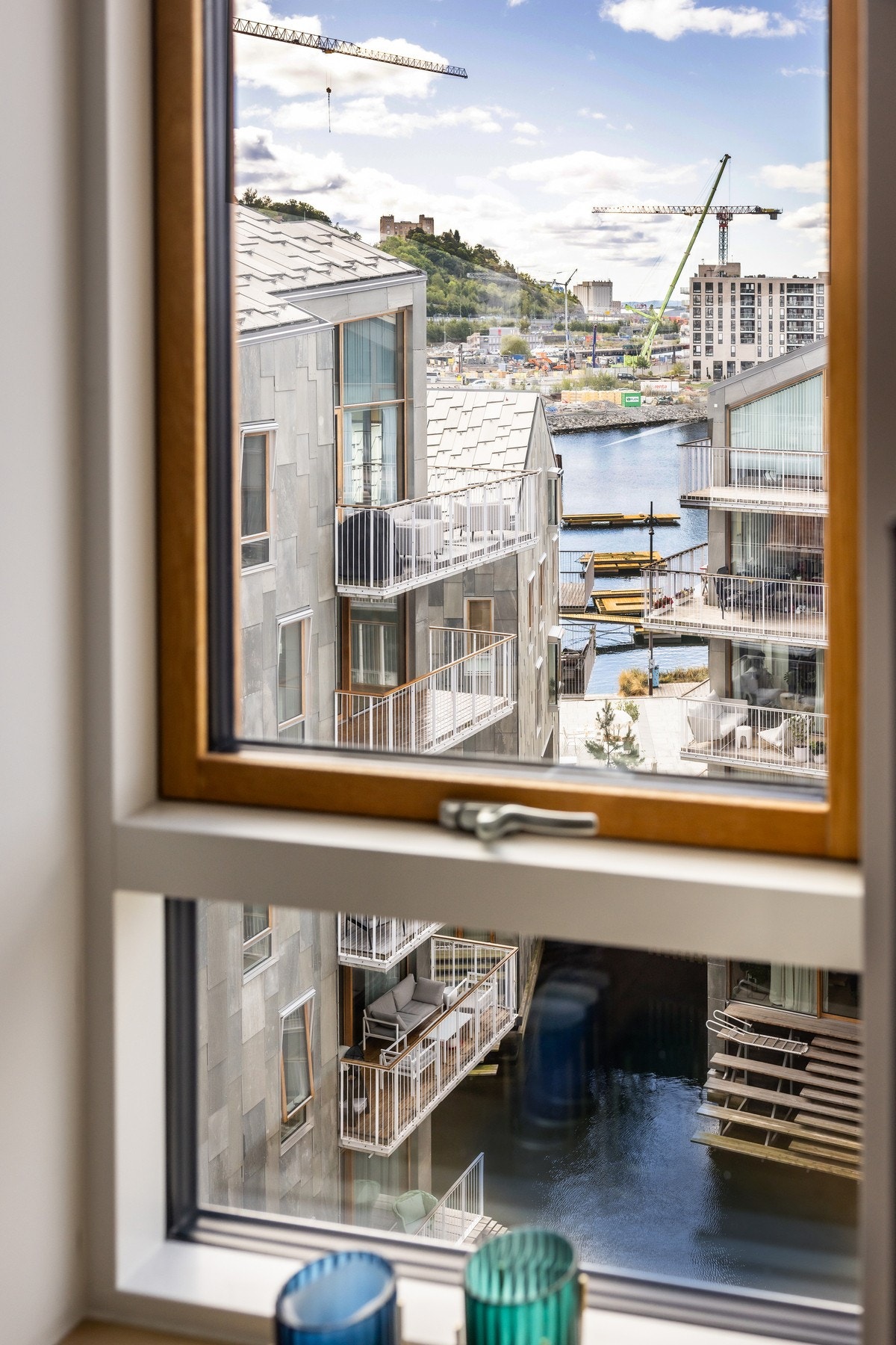 Fra vinduene kan man nyte vakker utsikt. Galleribilde