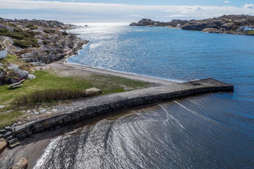 Lenger ut i fjorden er det flotte store områder med svaberg. Det er kjørevei nesten helt ut, eller med båt kan man ankre trygt i den lille bukten. Galleribilde