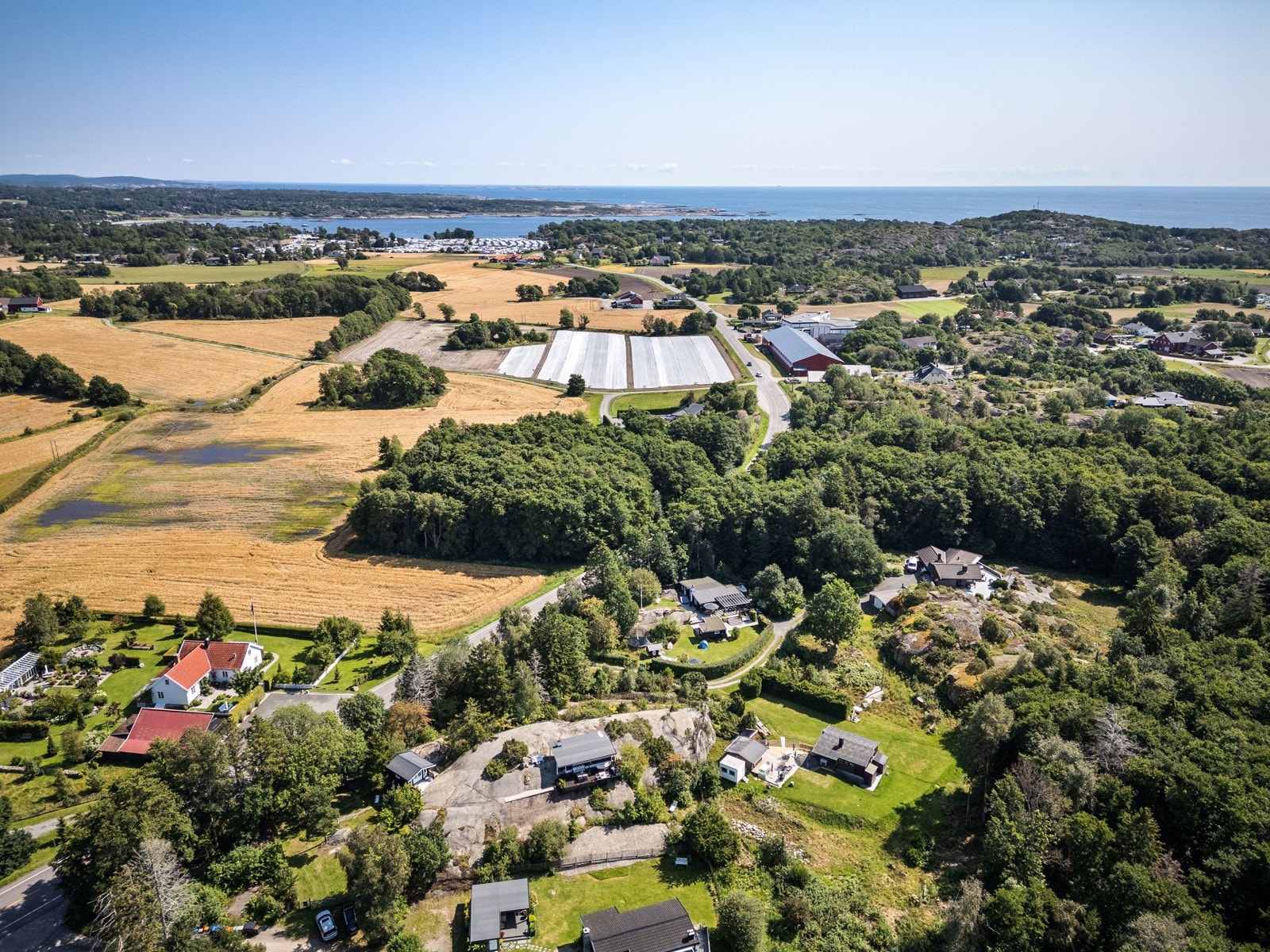 Fra Hummerbakkfjorden kan man ta hyggelige båtturer til Tvistein fyr, og til Stavern, Helgeroa og Langesund med fine butikker og spisesteder. Til Kragerø tar det ca. en time i båt. Da opplever man underveis nydelige steder og skjærgård. Galleribilde