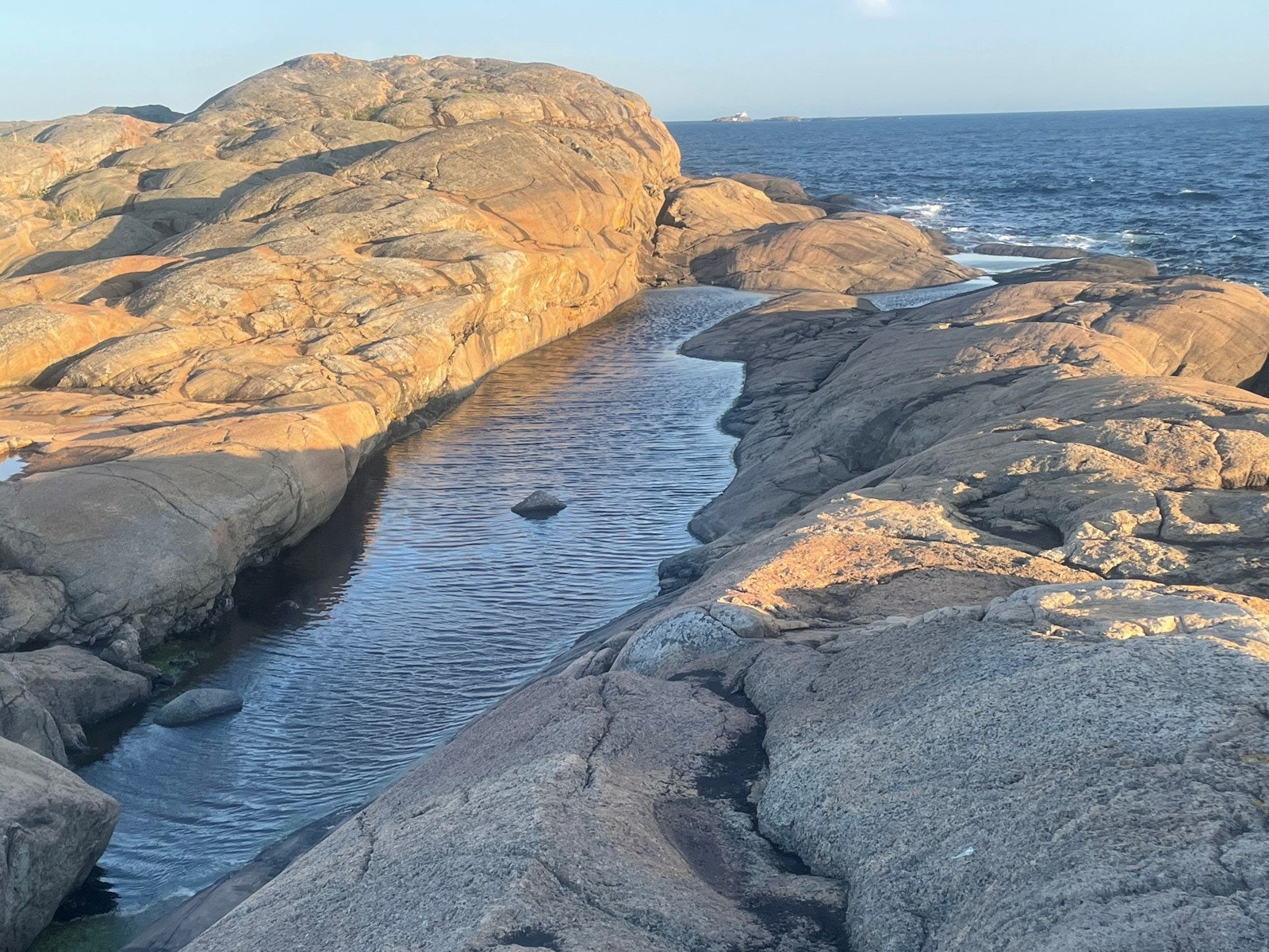 Ytterst i fjorden er det store områder med flotte svaberg. Kun 20 minutter ganger fra hytta. Galleribilde