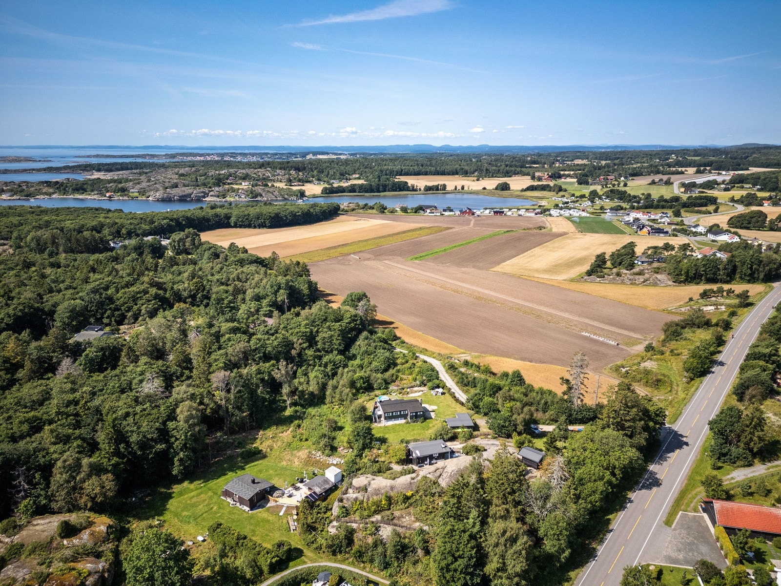 Det medfølger egen båtplass i Hummerbakken båtforening, noe som gir mulighet for herlige sommerdager på sjøen. Galleribilde