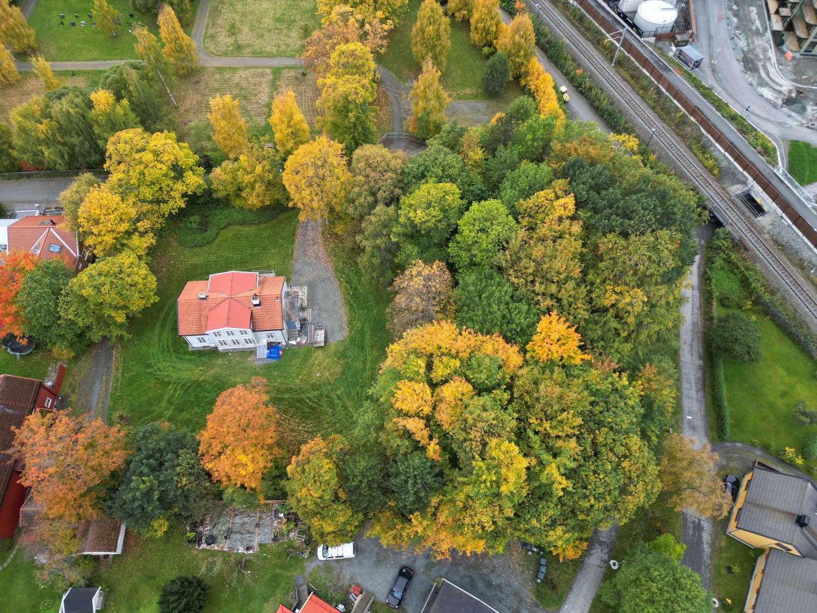 Trær og hekker skjermer for innsyn og beliggenheten i enden av en blindveg passer de aller fleste. Galleribilde